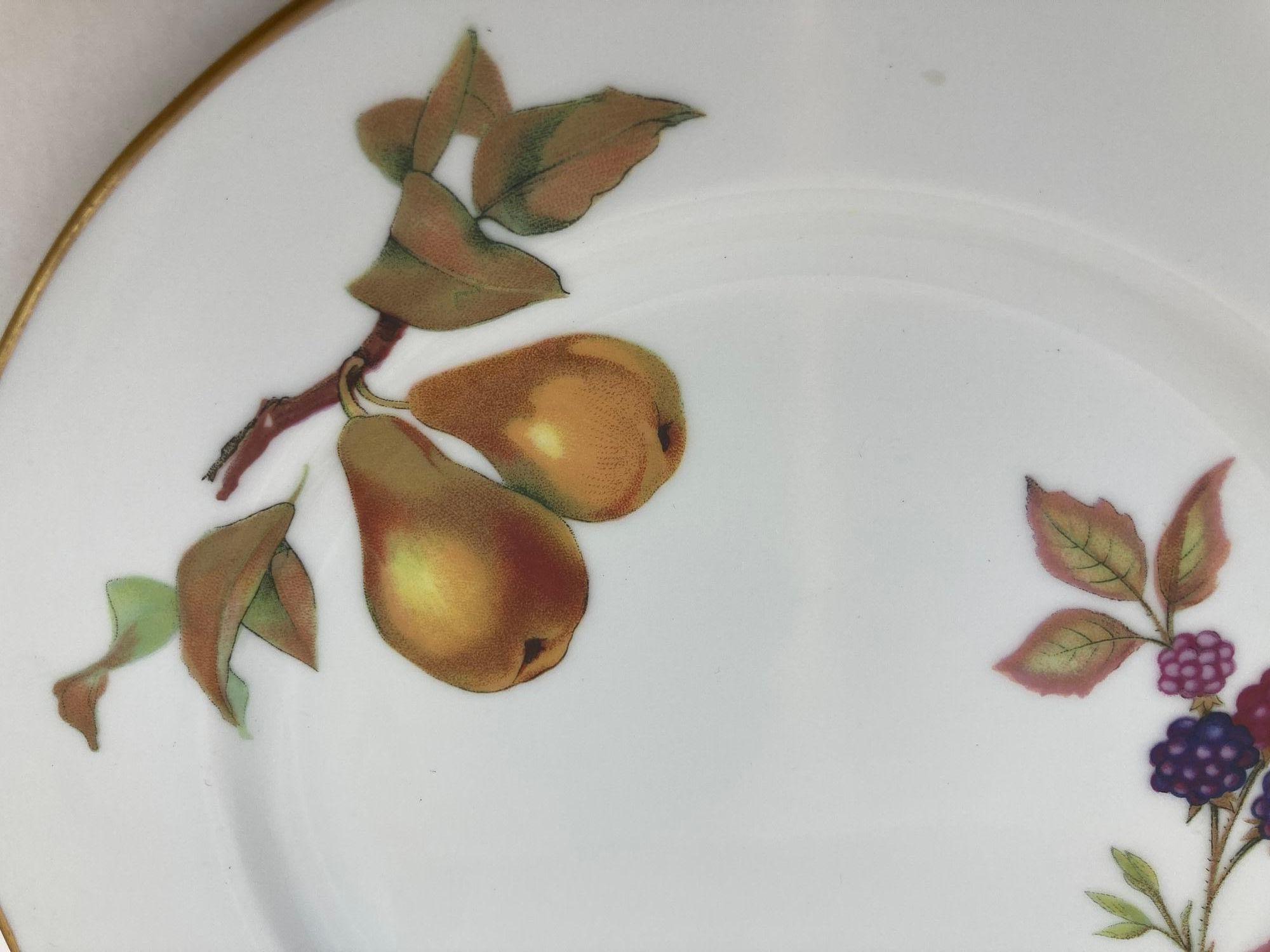 Anglais Royal Worcester England Five Evesham Fruit Design Porcelain Lunch Plates en vente