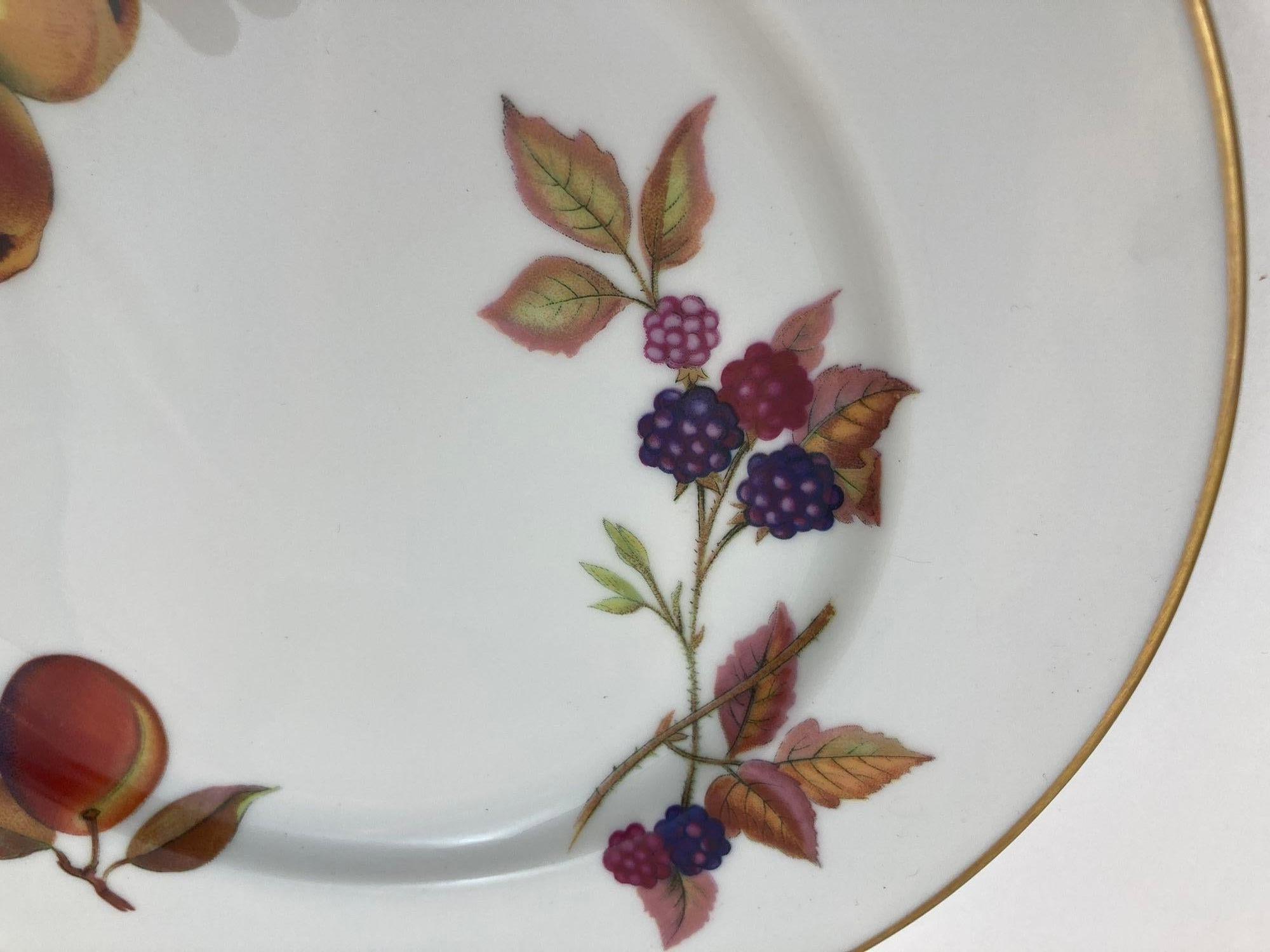Émaillé Royal Worcester England Five Evesham Fruit Design Porcelain Lunch Plates en vente