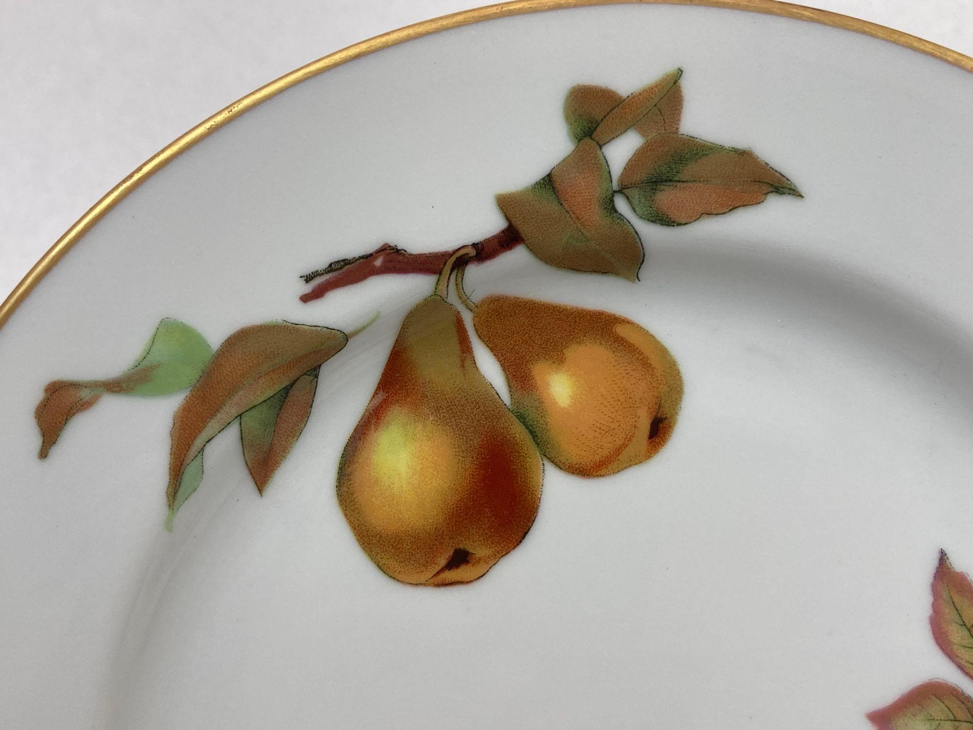 20ième siècle Royal Worcester England Five Evesham Fruit Design Porcelain Lunch Plates en vente