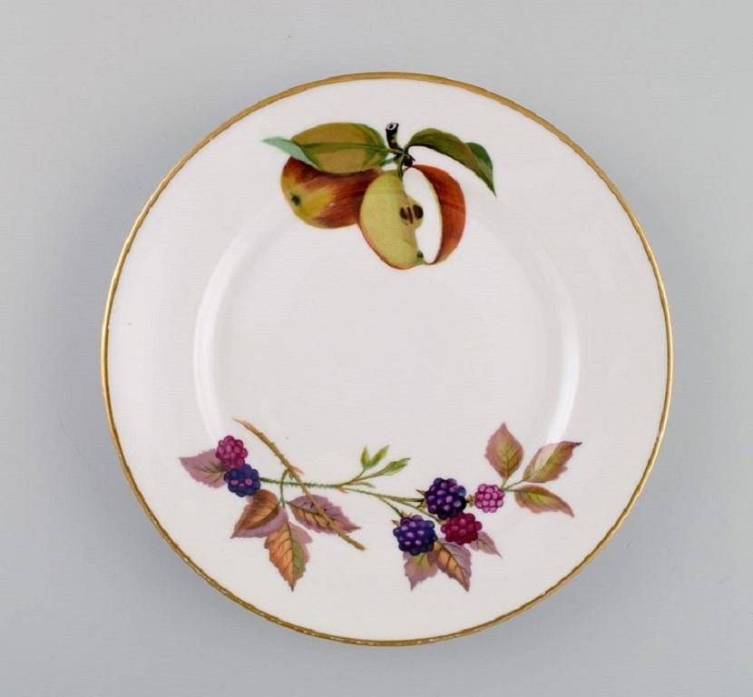 Royal Worcester, England. Four Evesham plates in porcelain decorated with fruits and gold edge. 1960s.
Measures: diameter: 16.5 cm.
In excellent condition.
Stamped.