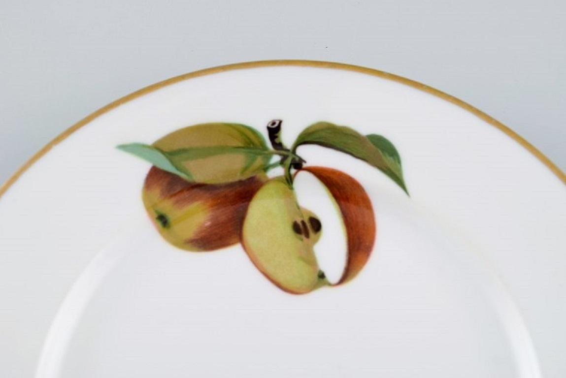 Royal Worcester, Inglaterra, Cuatro platos Evesham en porcelana, años 60 Pintado a mano en venta
