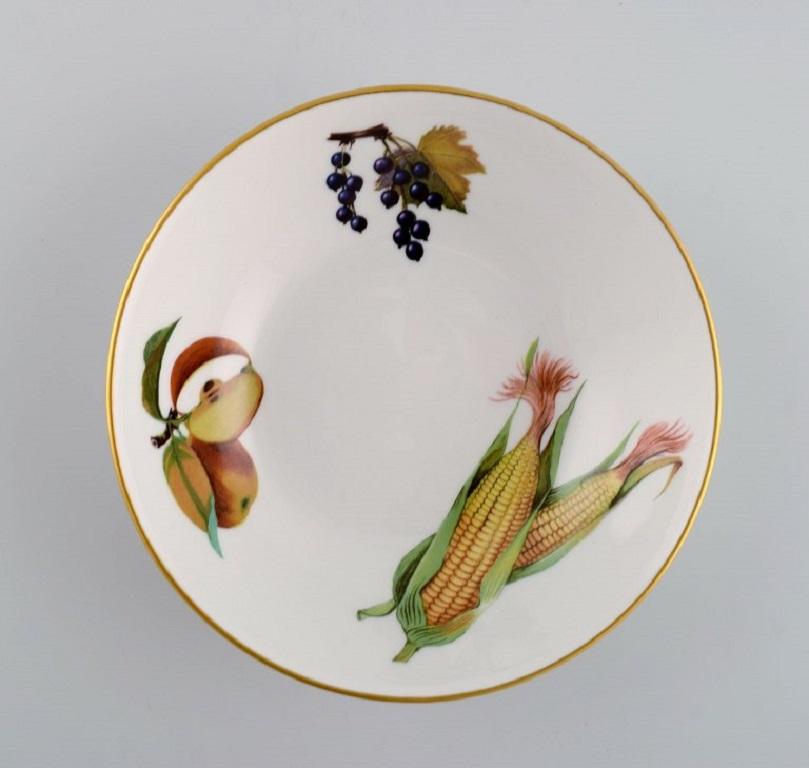 Royal Worcester, England. Four Evesham porcelain bowls decorated with fruits and gold rim. 1980s.
Measures: 17.5 x 4.7 cm.
In excellent condition.
Stamped.