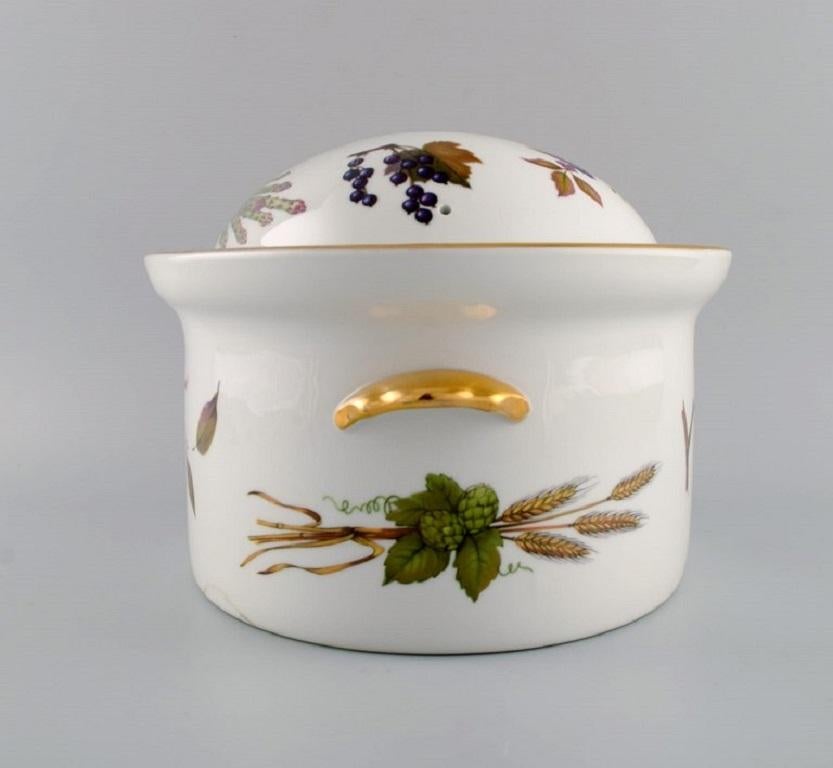 Royal Worcester, England. 
Large Evesham lidded tureen in porcelain decorated with fruits and gold rim. 1980s.
Measures: 31 x 18 cm.
In excellent condition.
Stamped.
