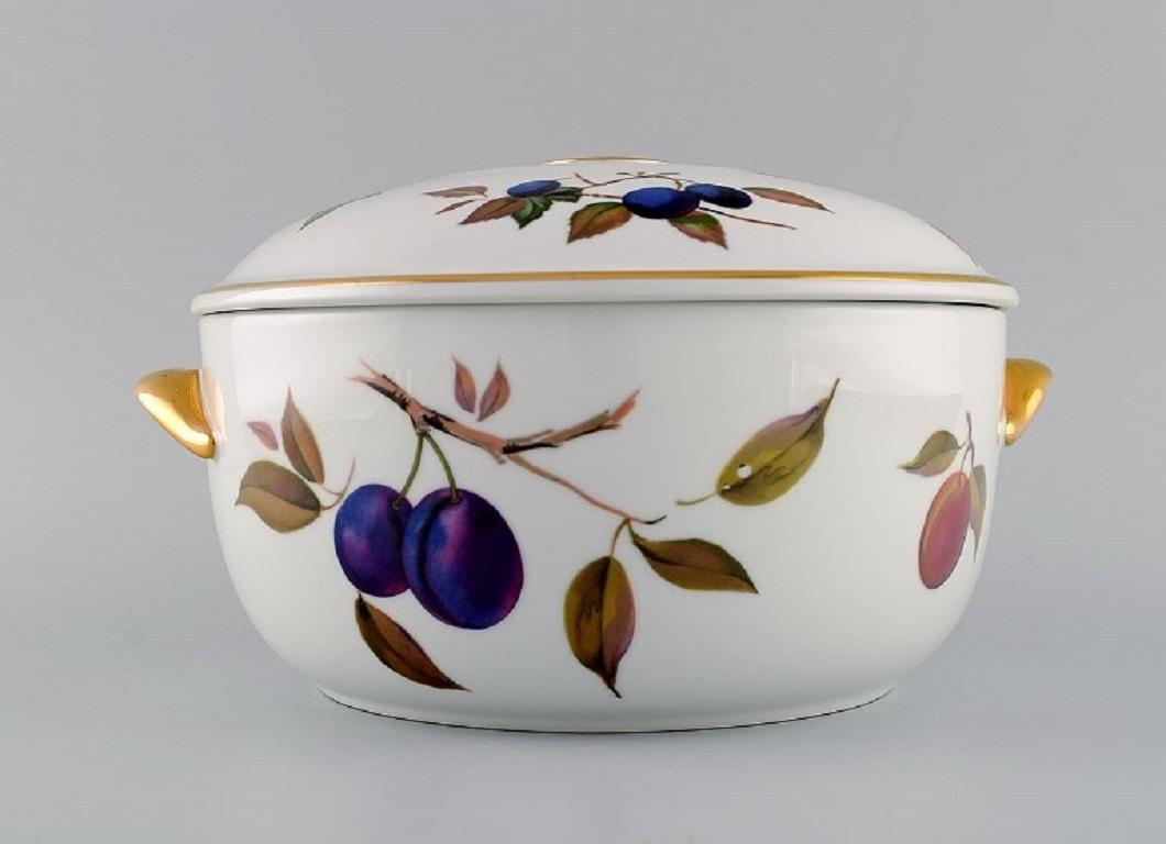 Royal Worcester, England. Large Evesham lidded tureen in porcelain decorated with fruits and gold rim. 
1980s.
Measures: 25 x 13.5 cm.
In excellent condition.
Stamped.