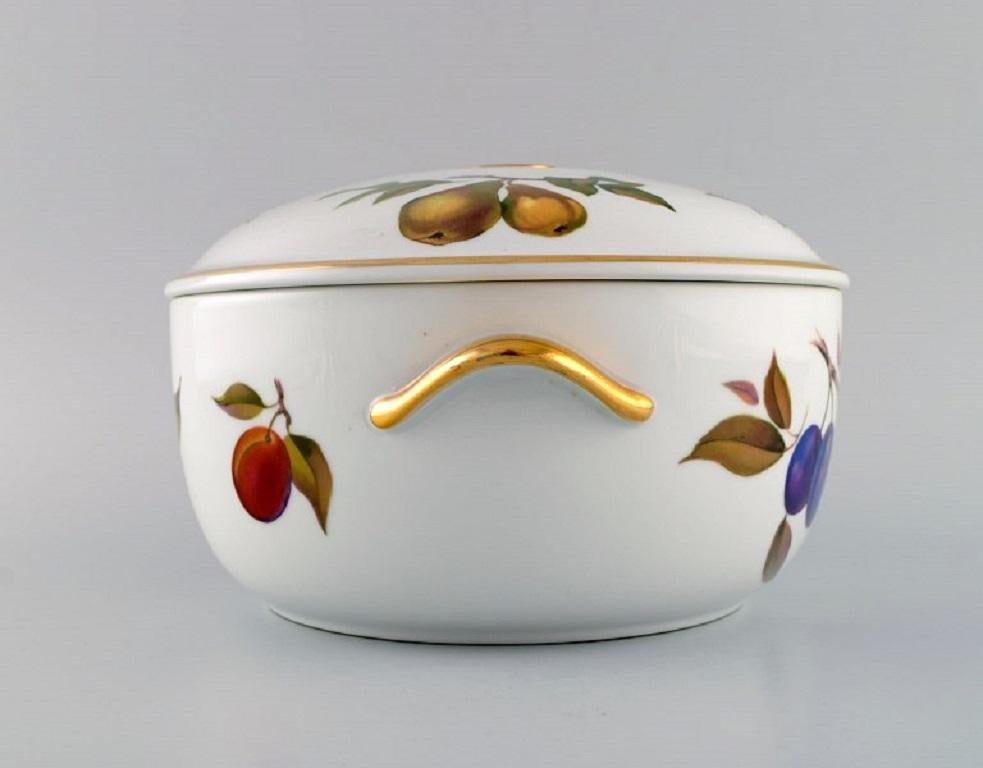 Royal Worcester, England, Large Evesham Lidded Tureen in Porcelain For Sale 1