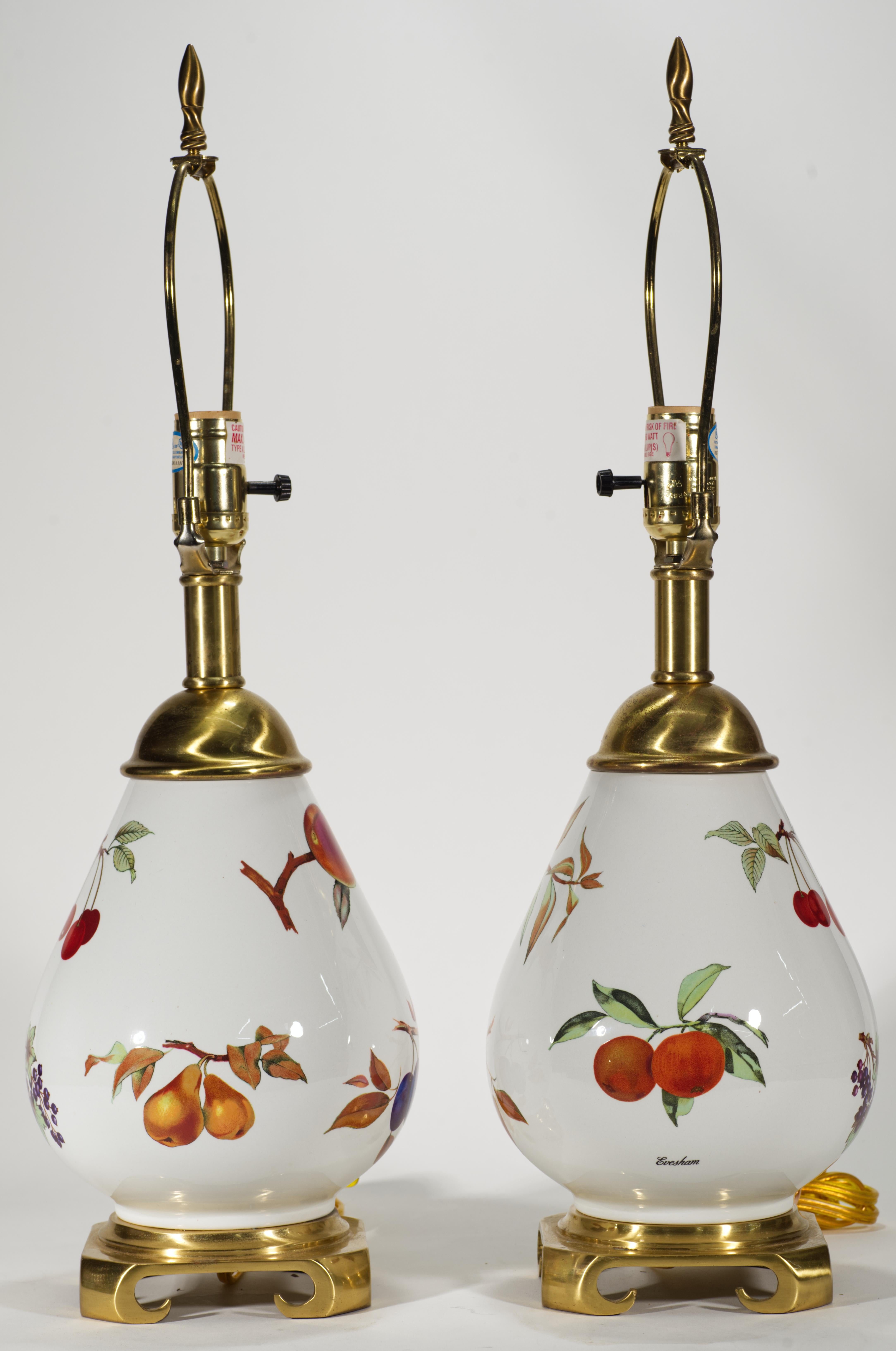 Mid-Century Modern Paire de lampes de table en porcelaine Evesham, Royal Worcester, Angleterre en vente