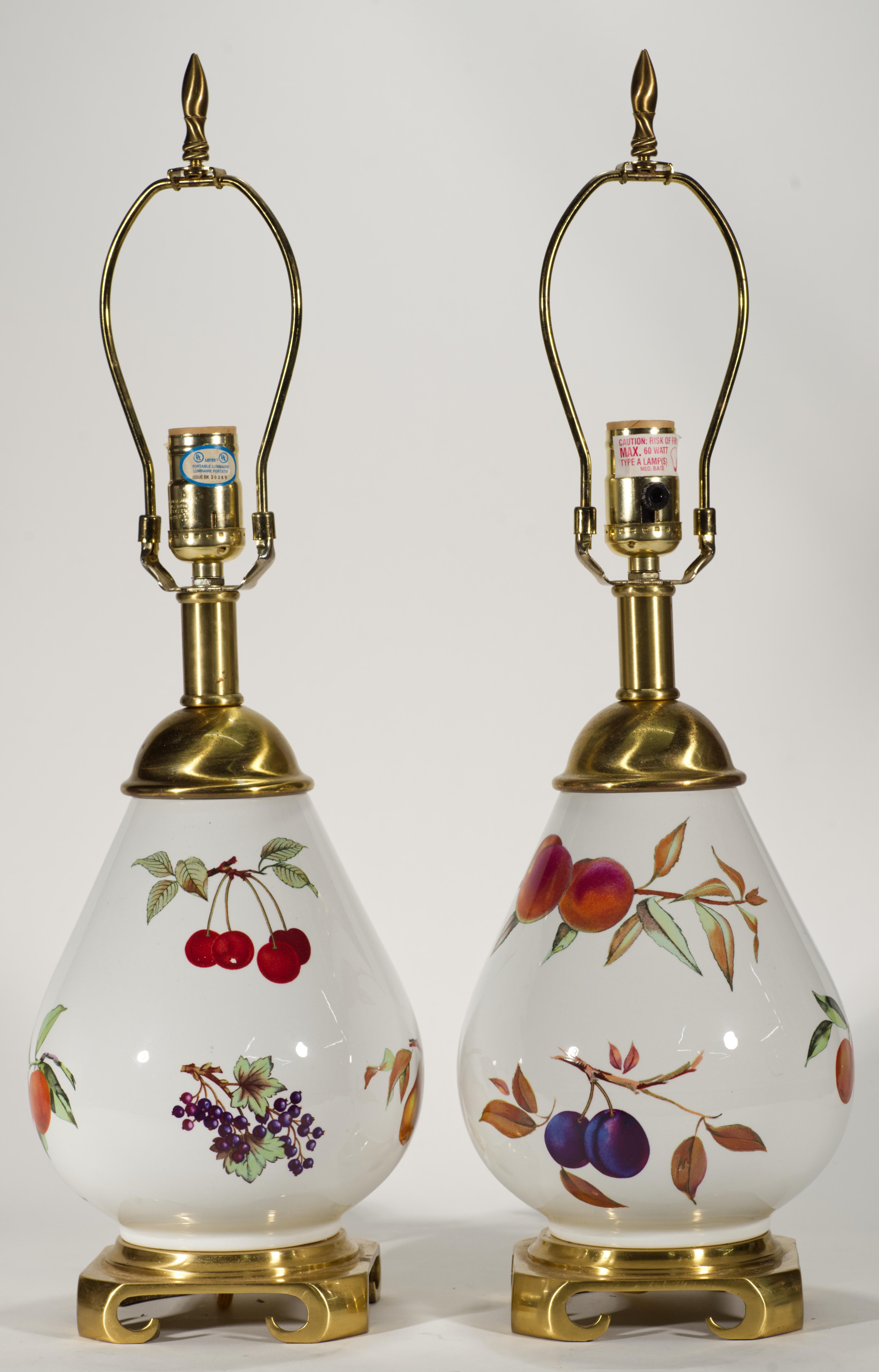 Anglais Paire de lampes de table en porcelaine Evesham, Royal Worcester, Angleterre en vente
