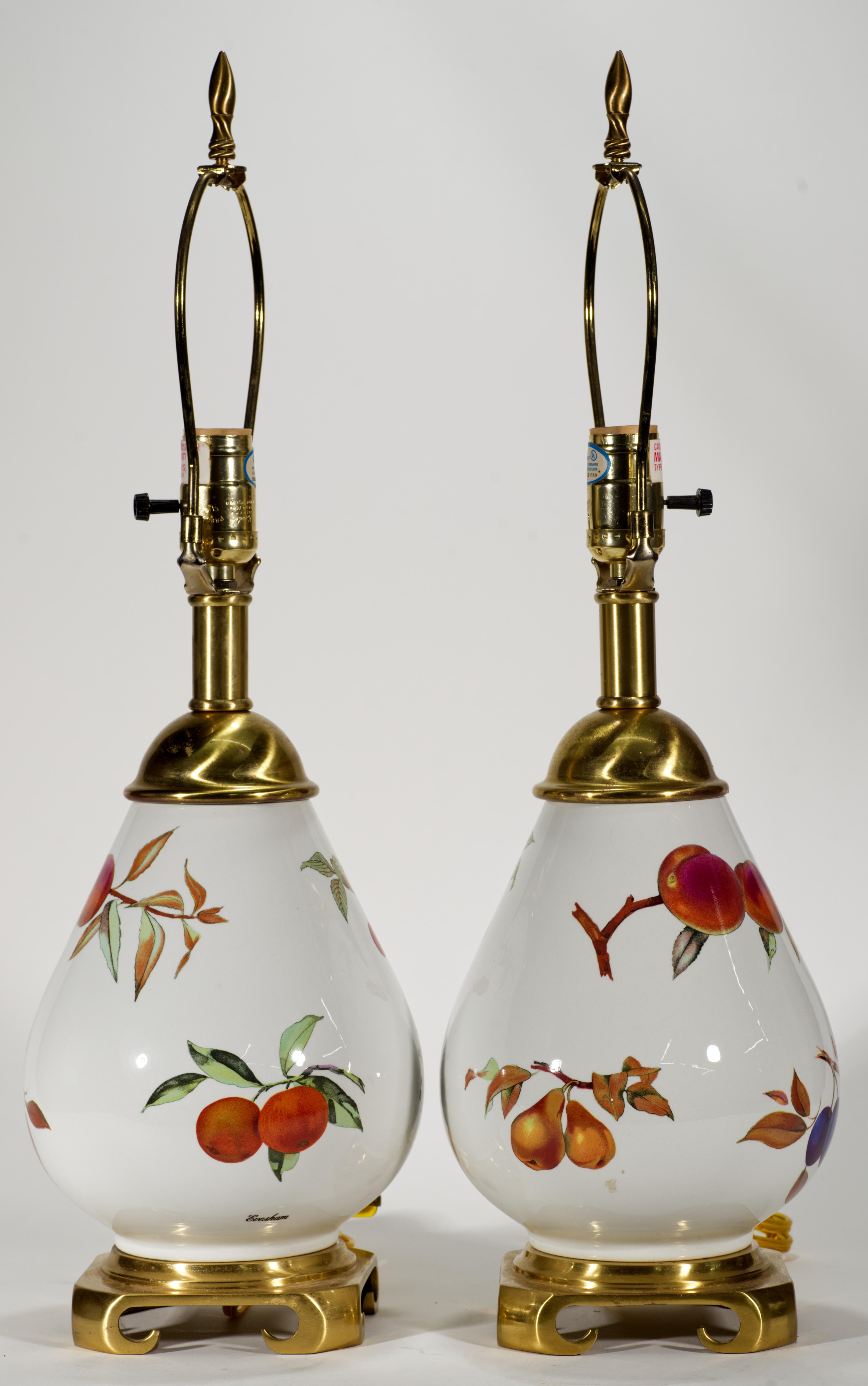Vernissé Paire de lampes de table en porcelaine Evesham, Royal Worcester, Angleterre en vente