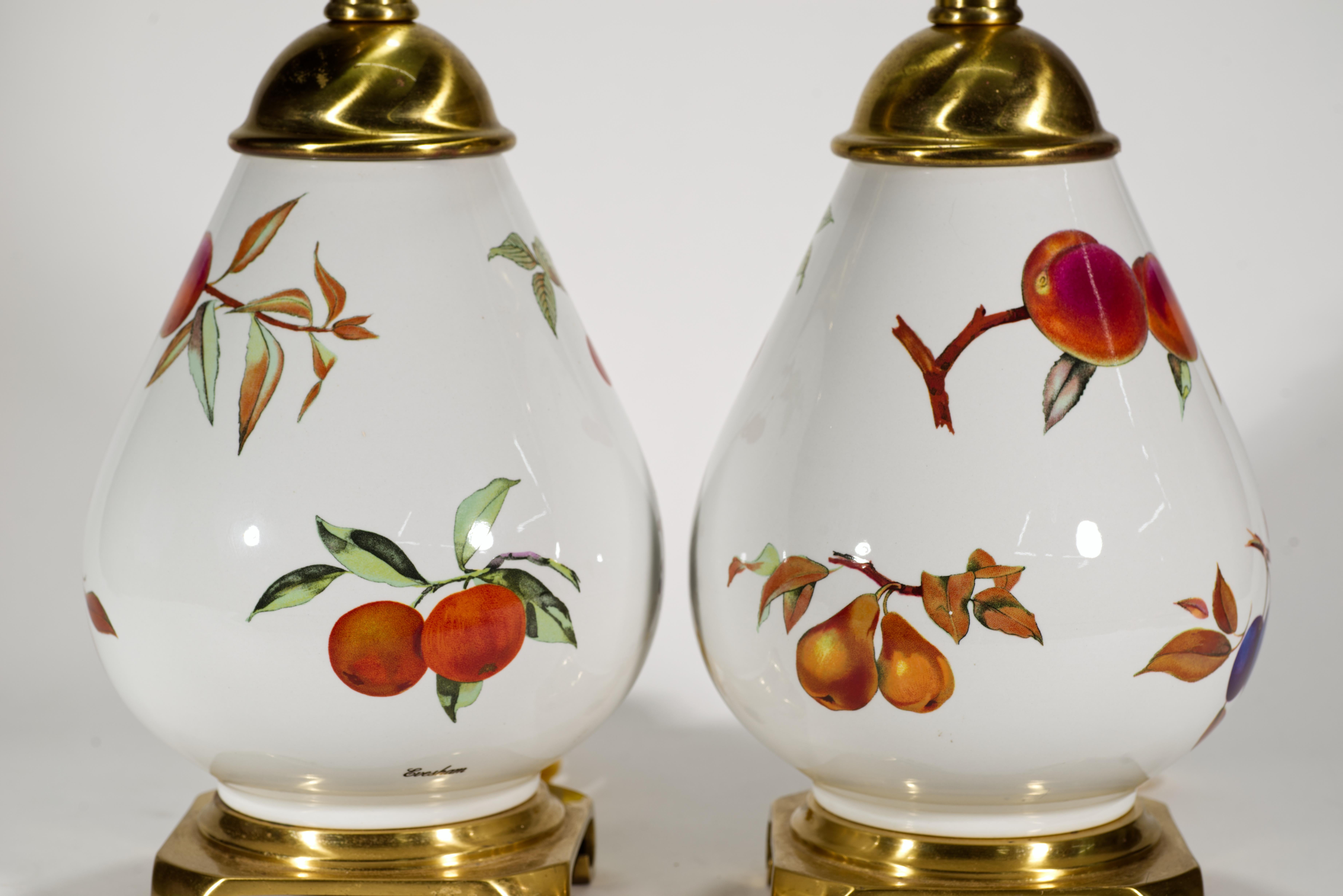 Paire de lampes de table en porcelaine Evesham, Royal Worcester, Angleterre Bon état - En vente à Clifton Springs, NY