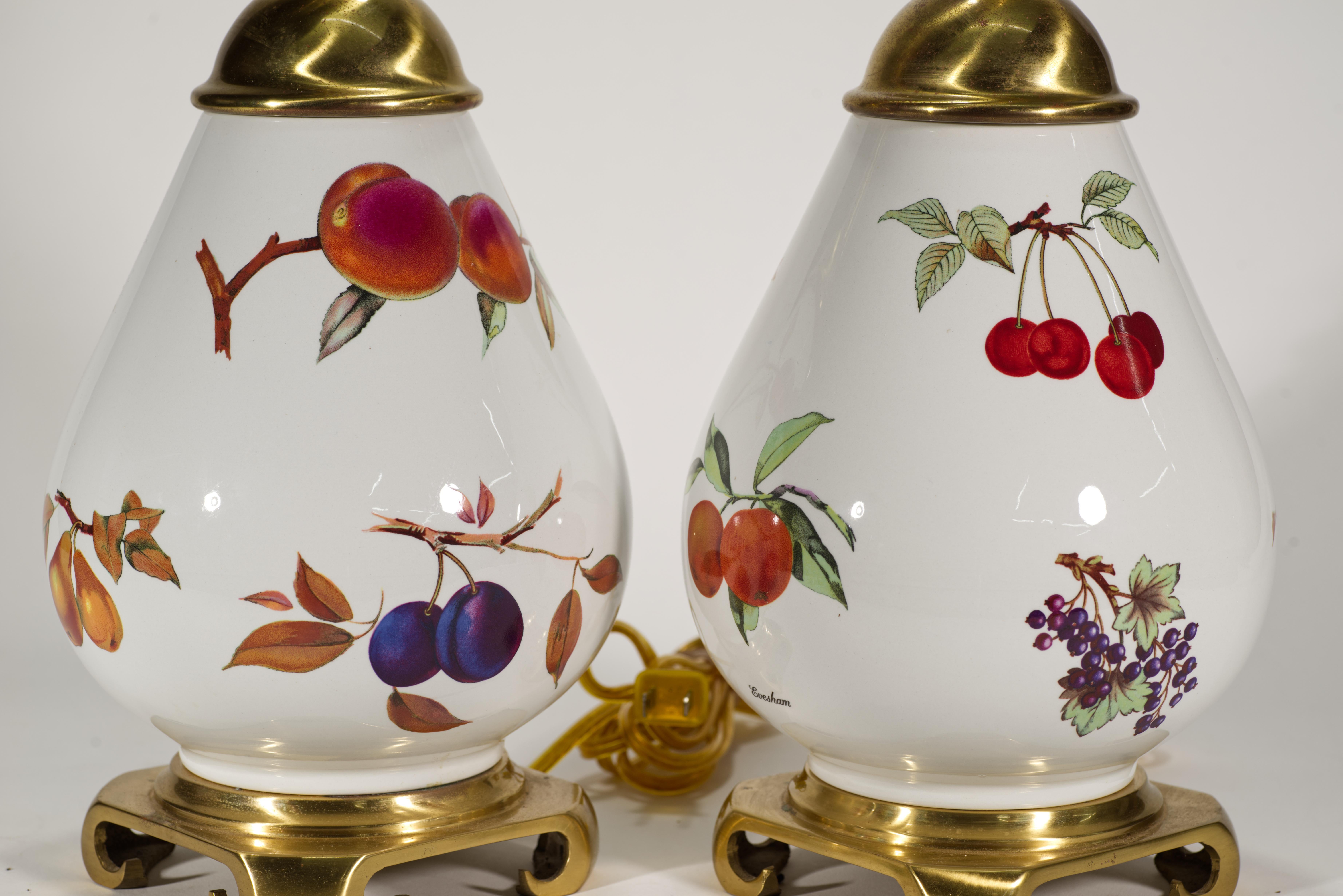 20ième siècle Paire de lampes de table en porcelaine Evesham, Royal Worcester, Angleterre en vente
