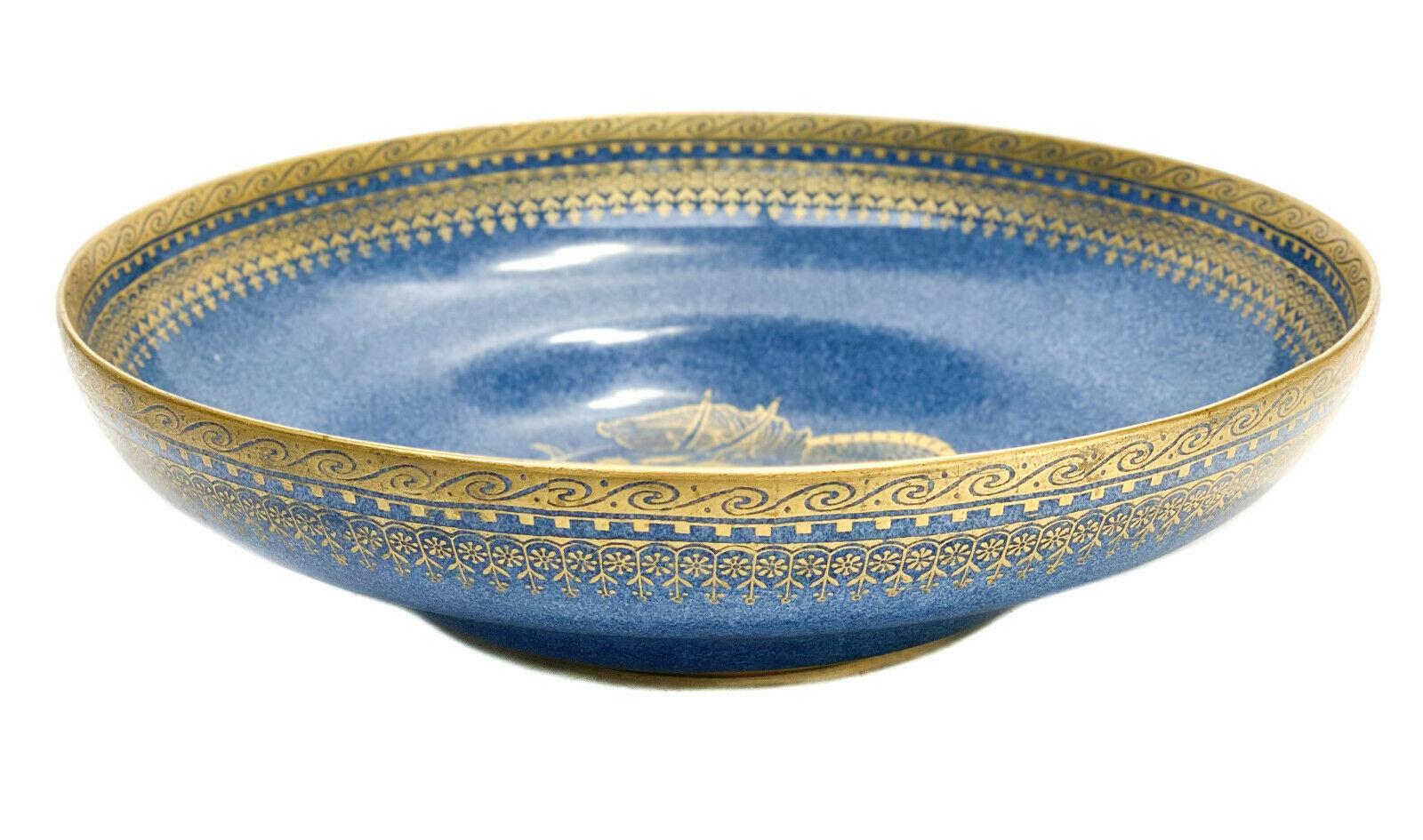 Royal Worcester Angleterre bol dragon en porcelaine bleu doré, 1918.

Le fond bleu pervenche est alimenté par un dragon figuré et doré au centre. Vagues et fleurs dorées sur le pourtour. Marque Royal Worcester England datée de