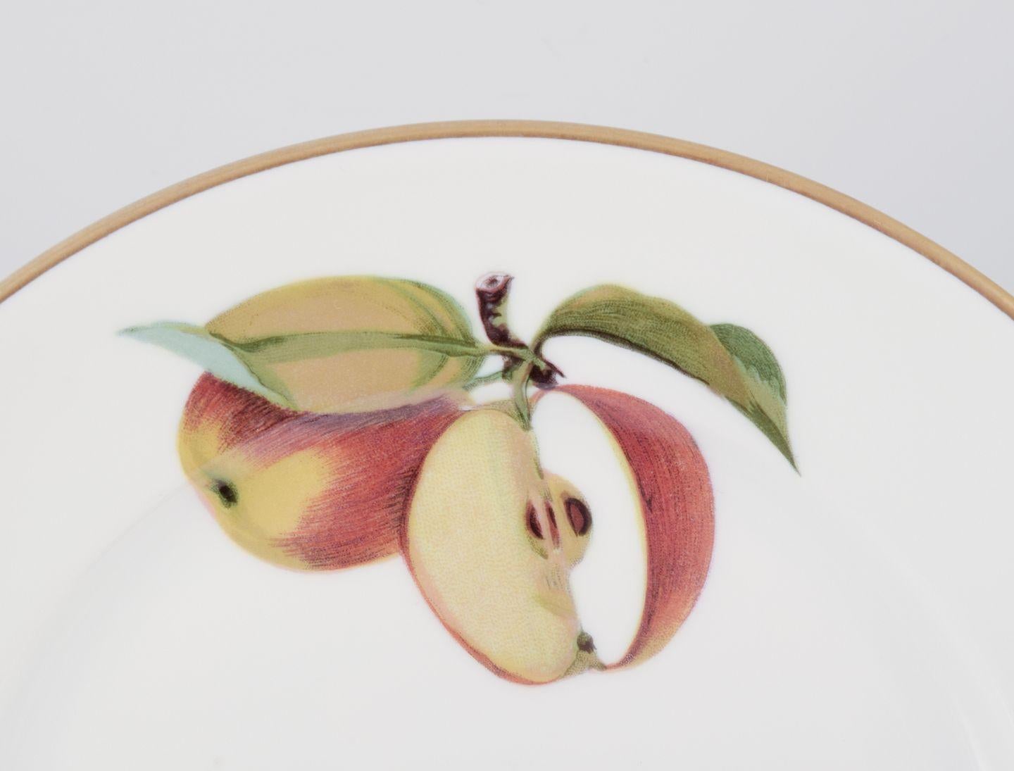 Britannico Royal Worcester, Inghilterra. Set di nove piatti in porcellana di Evesham con motivi di frutta in vendita