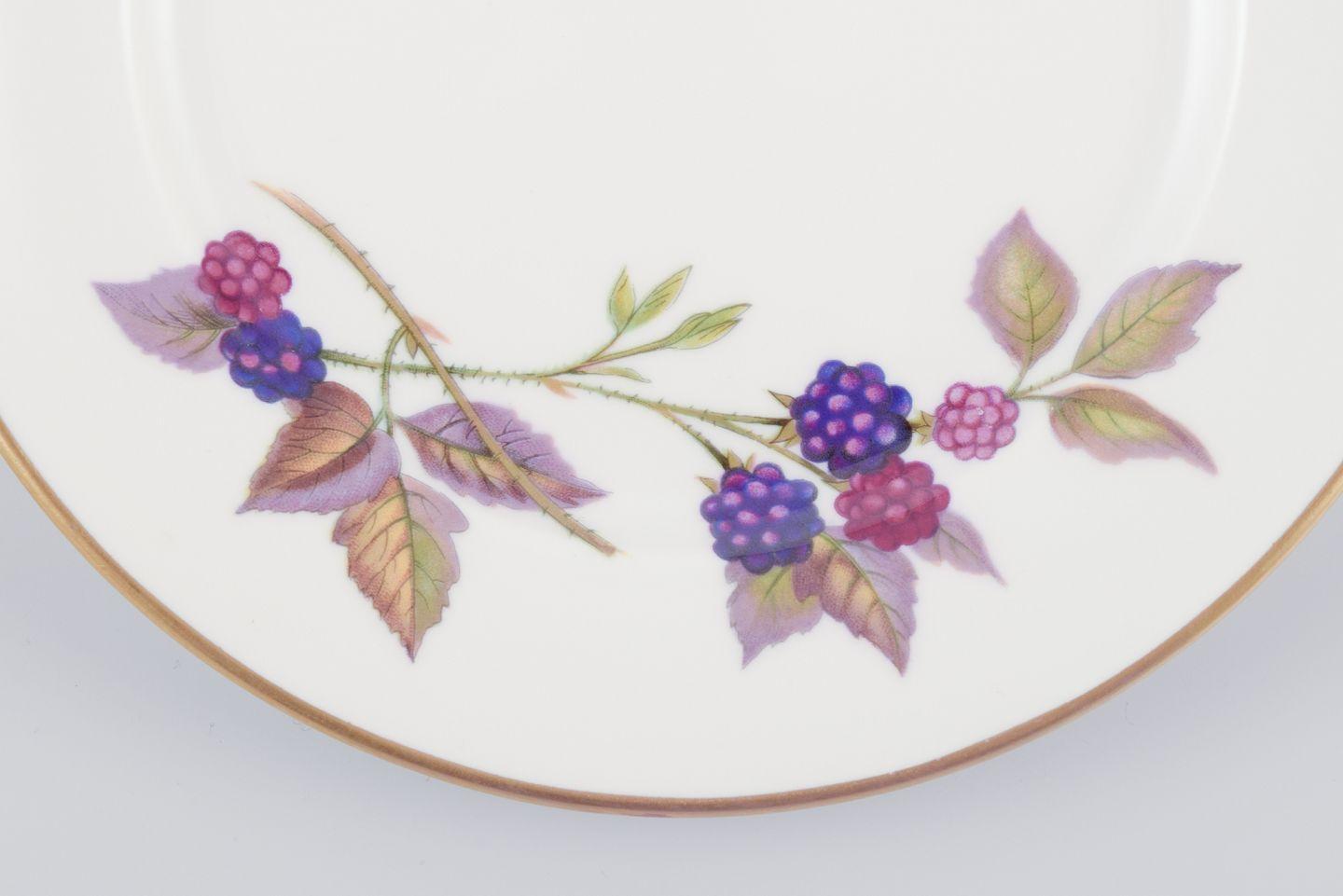 Smaltato Royal Worcester, Inghilterra. Set di nove piatti in porcellana di Evesham con motivi di frutta in vendita