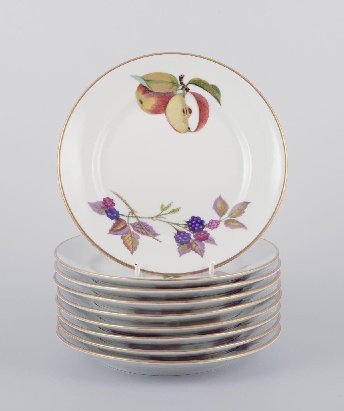 Royal Worcester, Inghilterra. Set di nove piatti in porcellana di Evesham con motivi di frutta in vendita