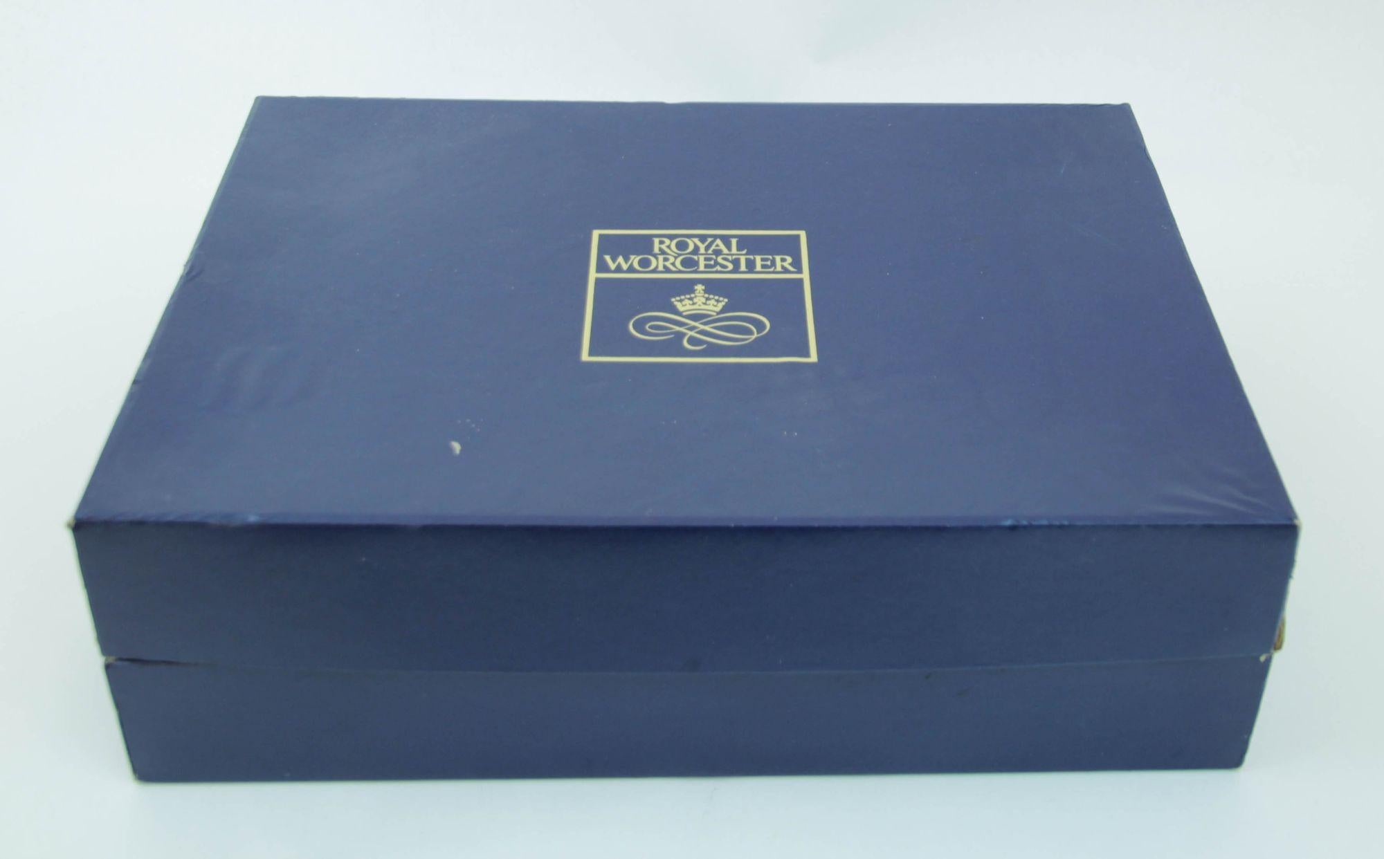 Royal Worcester Inglaterra Juego de seis tazas y platillos Demitasse En caja original en venta 4