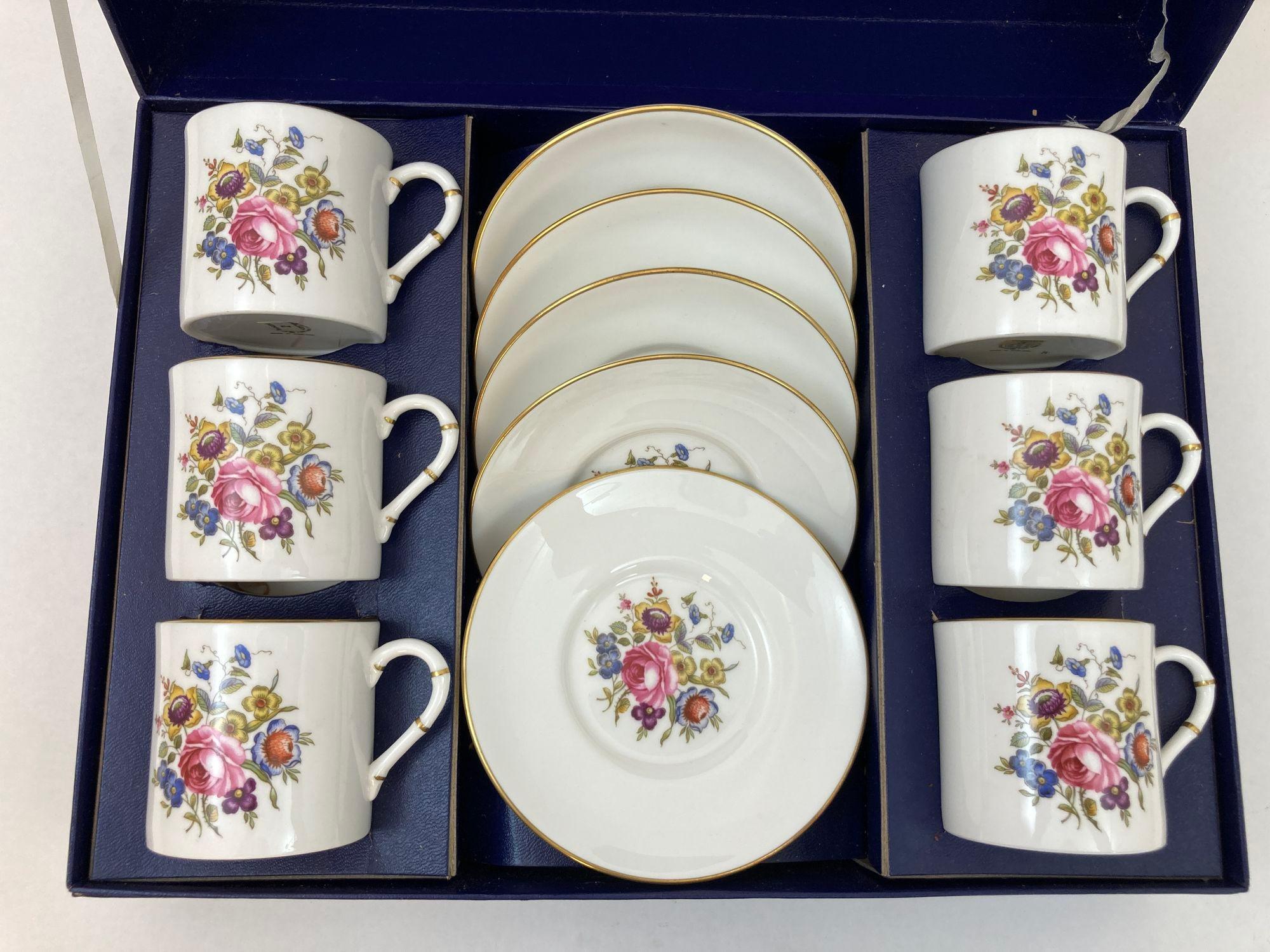 Juego Floral de Seis Tazas y Platos Demitasse Royal Worcester En Caja Azul Real Original.
Este precioso juego en caja de tazas de café o té y platillos de Royal Worcester está en perfecto estado.
Se trata de un juego de 6 piezas de porcelana fina