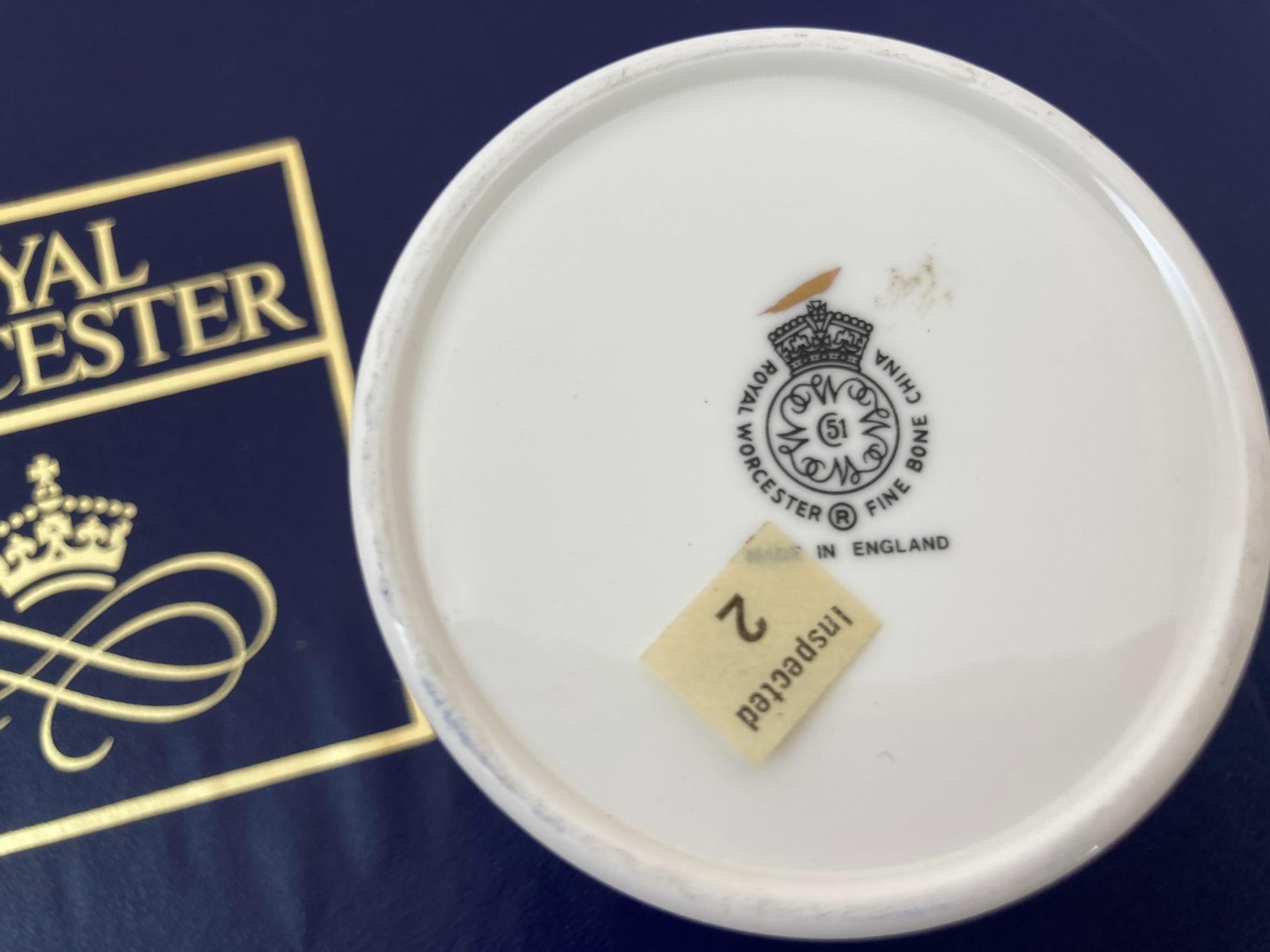 Royal Worcester Inglaterra Juego de seis tazas y platillos Demitasse En caja original en venta 2