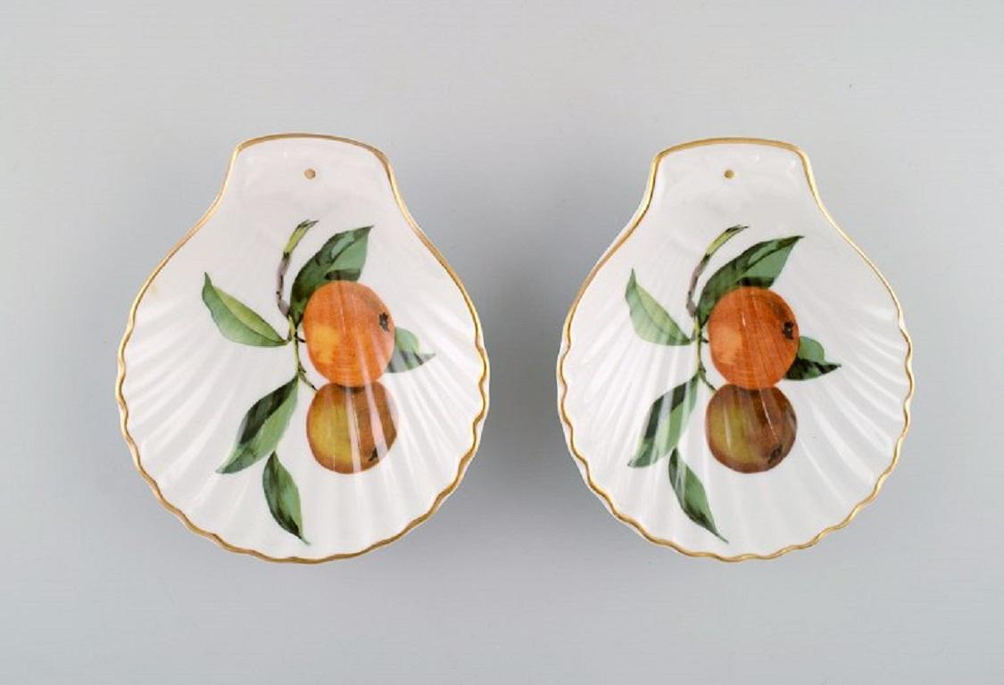 Royal Worcester, England. Seven pieces of Evesham porcelain decorated with fruits and gold edge. 1960s.
The lidded jar measures: 10 x 9.5 cm.
The bowls measure: 12.5 x 3 cm.
In excellent condition.
Stamped.