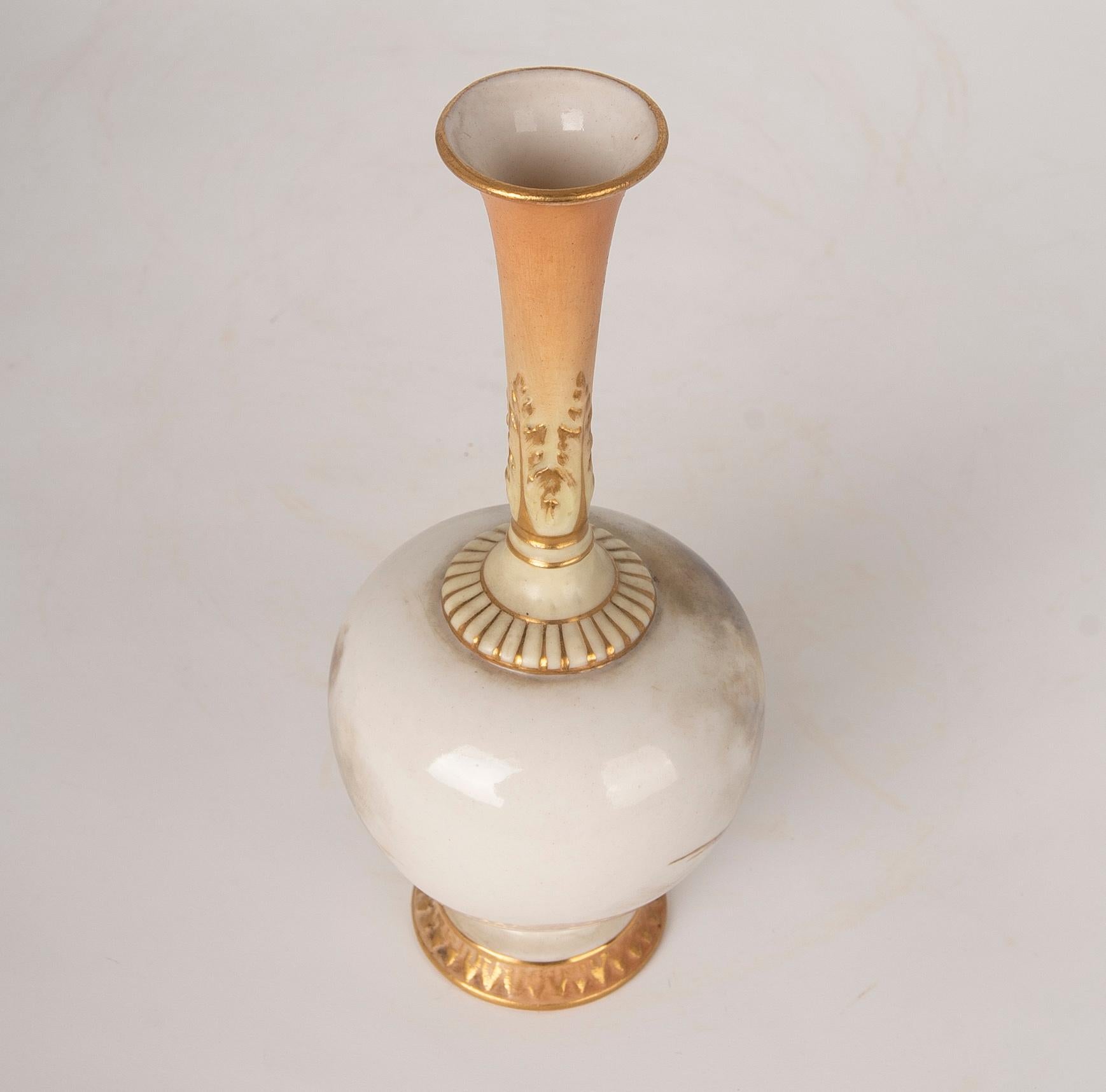 Royal Worcester England Signed Small Porcelain Vase  For Sale 1