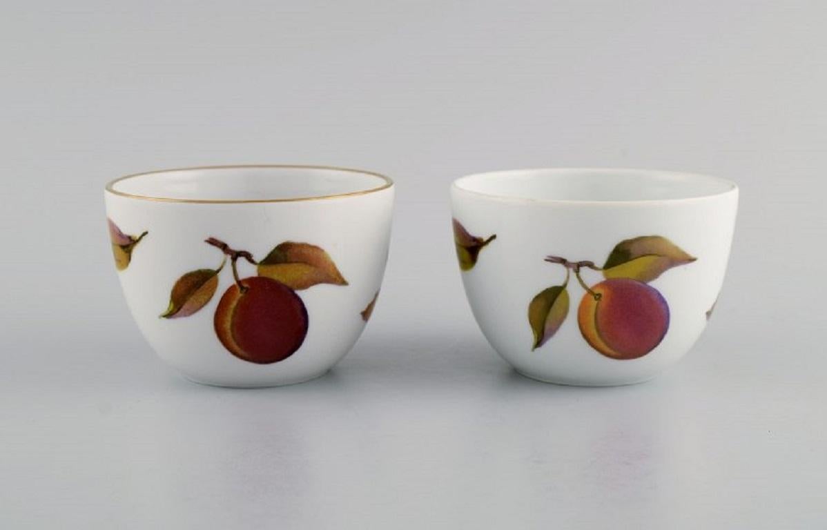 Royal Worcester, England. 
Six pieces of Evesham porcelain decorated with fruits and gold rim. 1980s.
The jug measures: 14.5 x 14.5 cm.
The butter container measures: 16 x 7 cm.
In excellent condition.
Stamped.
 