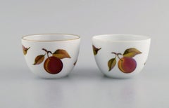 Six pièces de porcelaine de Evesham décorées de fruits, Royal Worcester, Angleterre