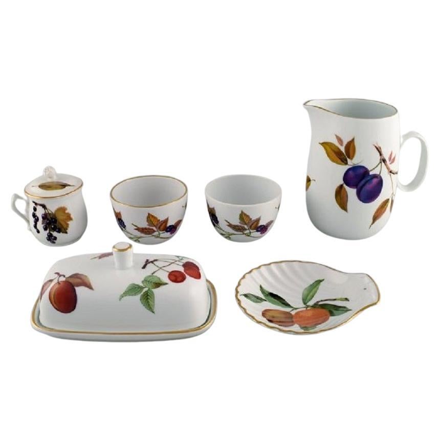 Six pièces de porcelaine de Evesham décorées de fruits, Royal Worcester, Angleterre