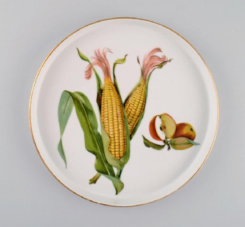Royal Worcester, England. Six round porcelain dishes decorated with corn cobs, apples and gold edge. 1960s.
Measures: 21.5 x 2 cm.
In excellent condition.
Stamped.