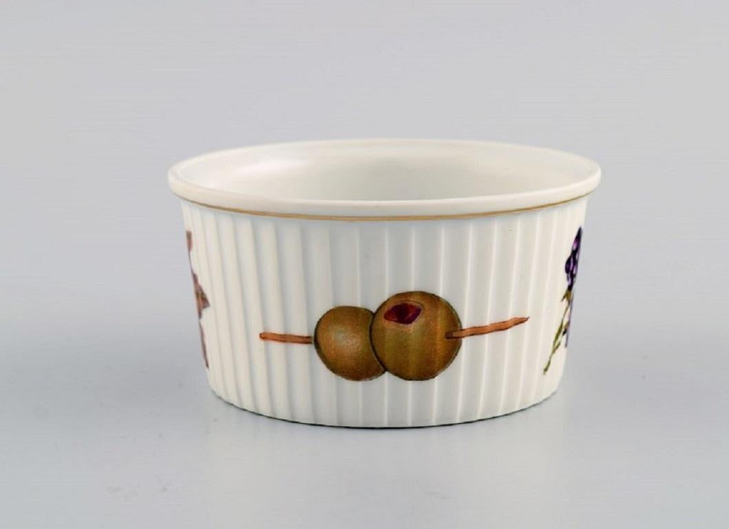 Royal Worcester, England. 
Six small Evesham porcelain bowls decorated with fruits and gold rim. 
1980s.
Measures: 8.5 x 4.5 cm.
In excellent condition.
Stamped.