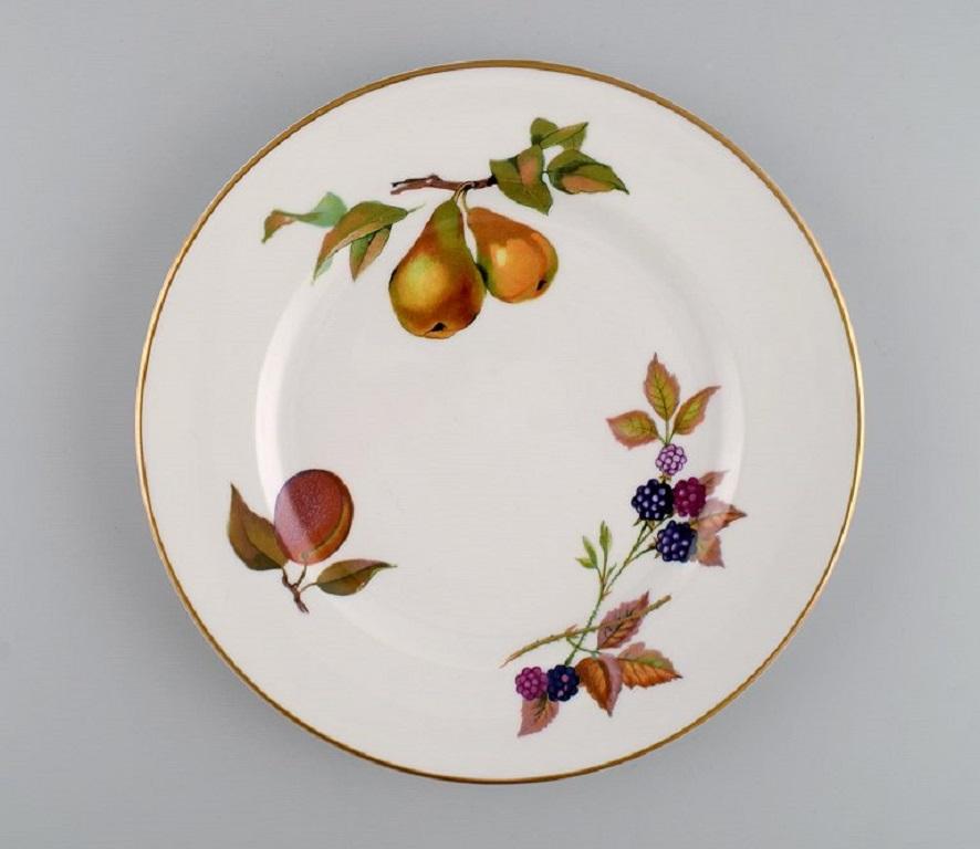 Royal Worcester, England. 
Twelve Evesham porcelain lunch plates decorated with fruits and gold rim. 1980s.
Measure: Diameter: 21 cm.
In excellent condition.
Stamped.