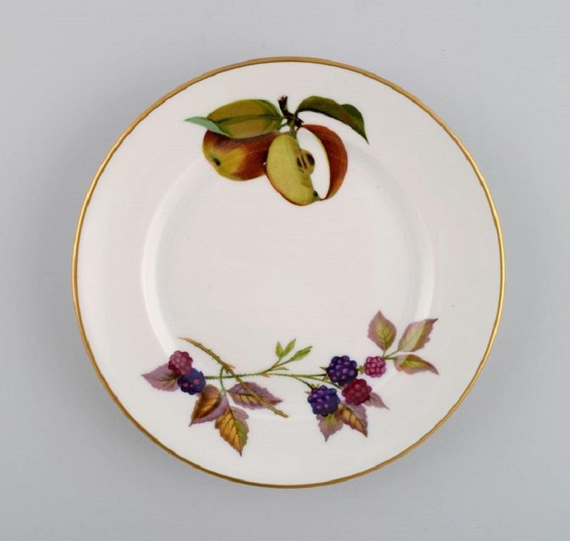 Royal Worcester, England. Twelve Evesham porcelain plates decorated with fruits and gold rim. 1980s.
Diameter: 17 cm.
In excellent condition.
Stamped.