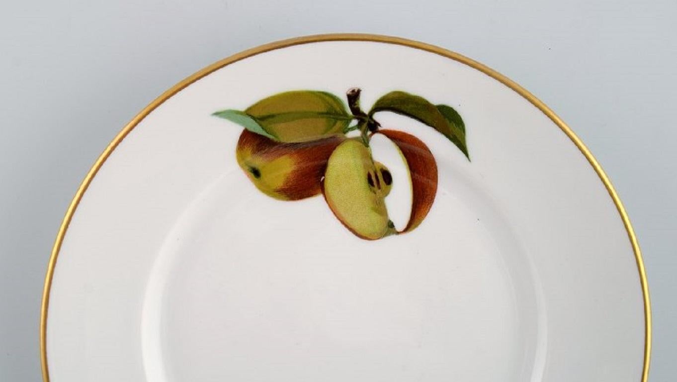 Anglais Douze assiettes en porcelaine de Royal Worcester, Angleterre, décorées de fruits en vente