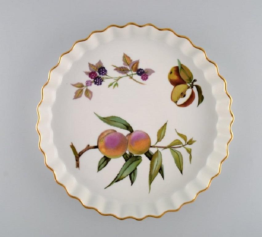 Royal Worcester, England. Two Evesham pie dishes in porcelain decorated with fruits and gold rim. 1980s.
Largest measures: 26 x 3.8 cm.
In excellent condition.
Stamped.