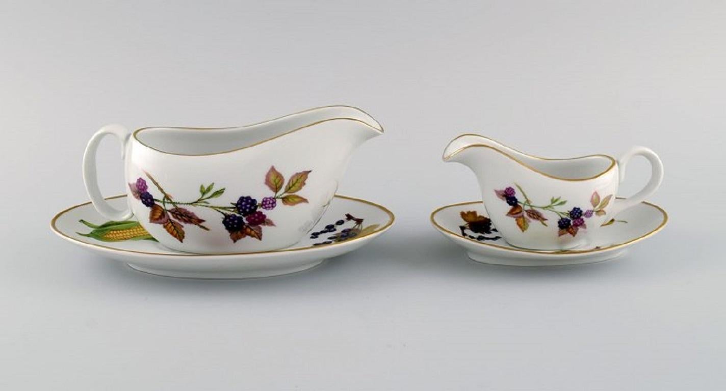 Royal Worcester, Angleterre. Deux pichets à sauce Evesham avec soucoupes en porcelaine décorée de fruits et bordée d'or. 1980s.
La plus grande cruche mesure 18,5 x 9 cm.
La plus grande soucoupe mesure : 22 x 13,5 cm.
En parfait état.
Estampillé.