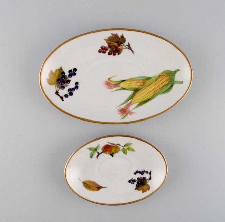 Anglais Royal Worcester, Angleterre. Deux cruches à sauce Evesham avec soucoupes en porcelaine en vente