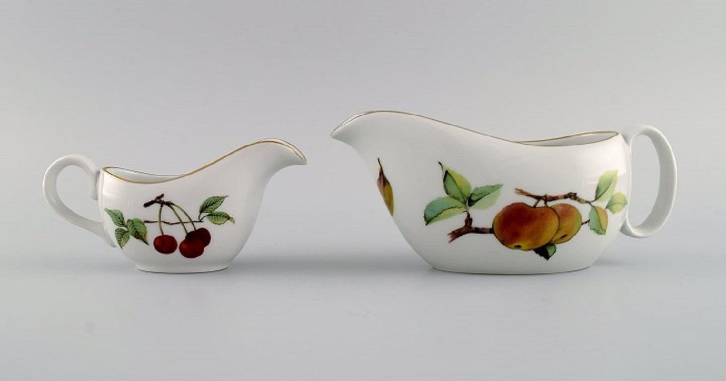 Royal Worcester, England. Zwei Evesham-Soßenkrüge mit Untertassen aus Porzellan. im Zustand „Hervorragend“ im Angebot in København, Copenhagen