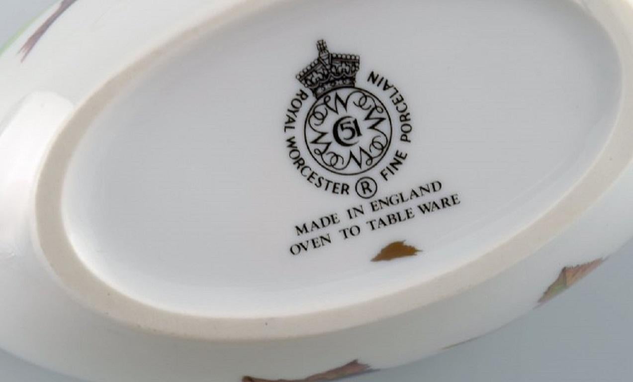 Fin du 20e siècle Royal Worcester, Angleterre. Deux cruches à sauce Evesham avec soucoupes en porcelaine en vente