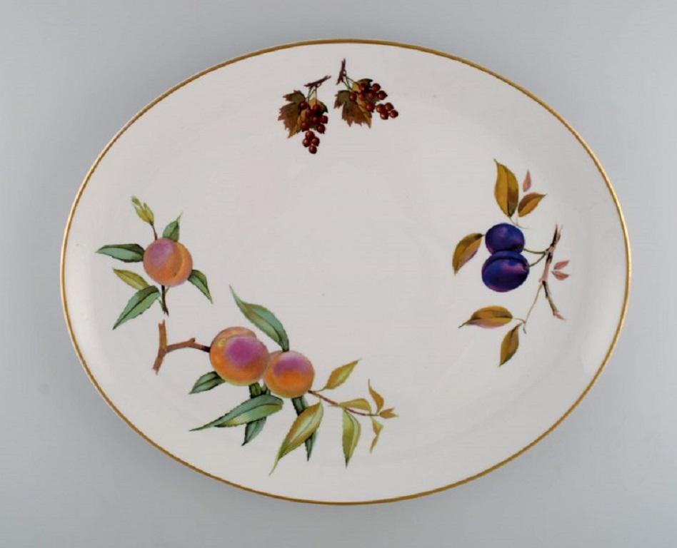 Royal Worcester, England. 
Two Evesham serving dishes in porcelain decorated with fruits and gold rim. 1960/70s.
Largest measures: 38 x 31 x 3 cm.
In excellent condition.
Stamped.