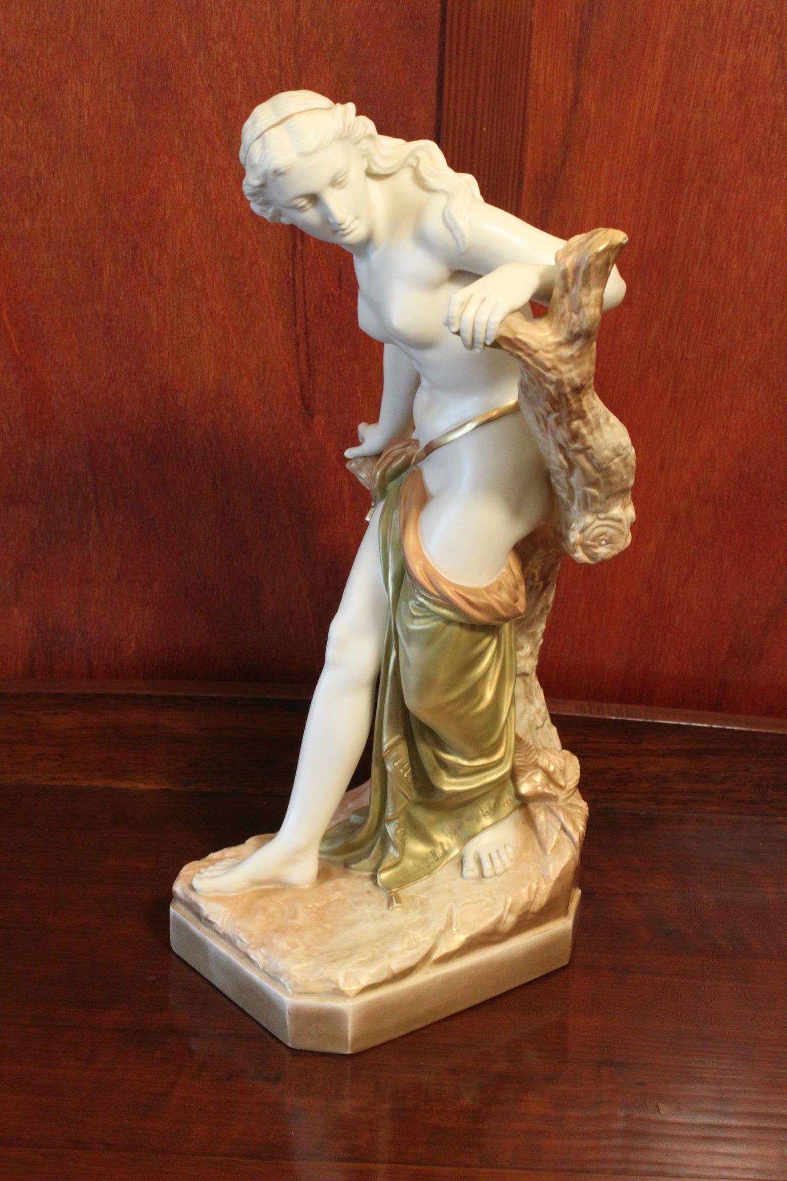 Cette figurine Royal Worcester est réalisée en porcelaine parianne émaillée et s'intitule 