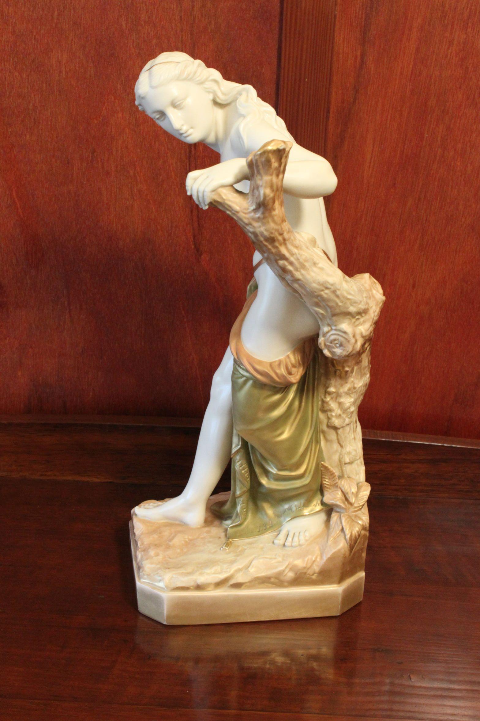 Apogée victorien Figurine de Royal Worcester, « Baby Surprised » en vente