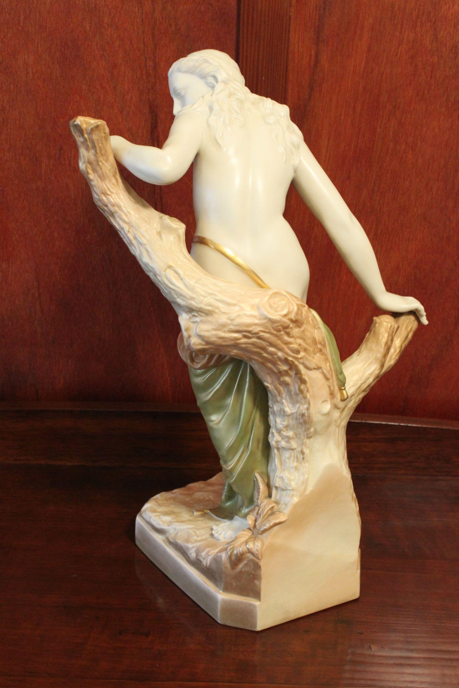 Anglais Figurine de Royal Worcester, « Baby Surprised » en vente