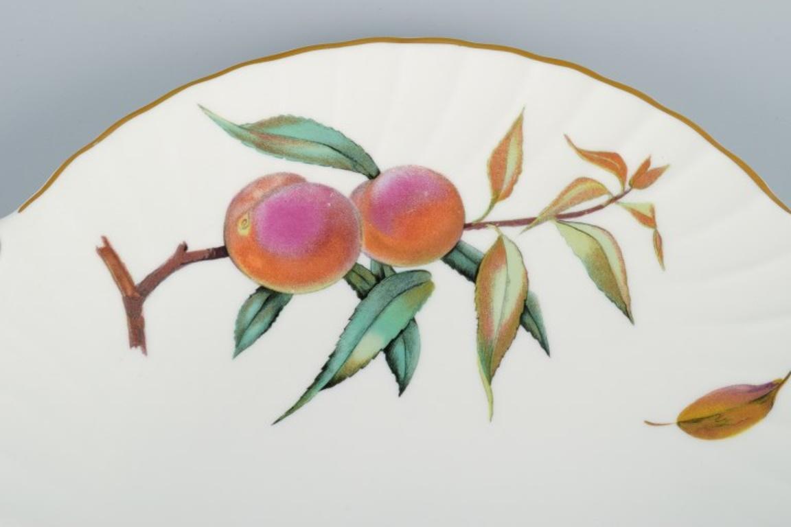 Royal Worcester Fine Porcelain.
Handled cake plate with motifs of apples and berries.
1974.
In excellent condition.
Marked.
Dimensions: D 31.0 x H 2.5 cm.