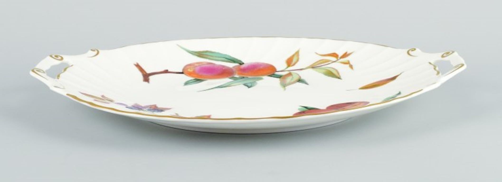 Royal Worcester Fine Porcelain, Cake Plate with Motifs of Apples and Berries In Excellent Condition For Sale In Copenhagen, DK