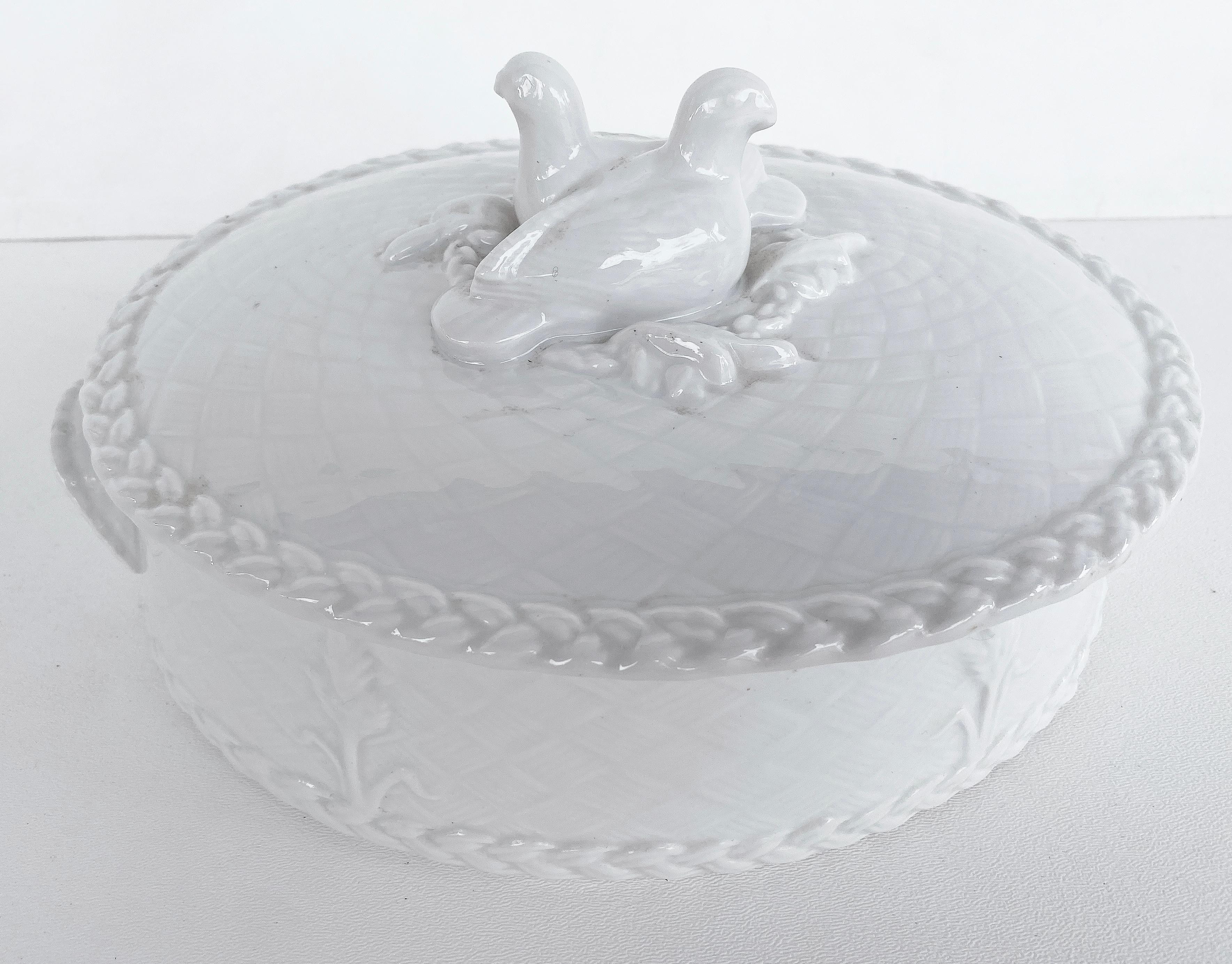 Royal Worcester fine porcelain covered casserole dfish, England

Offered for sale is a bone-white Royal Worcester fine English porcelain-covered casserole dish. The covered casserole has two birds as a handle for the lid and two handles at the