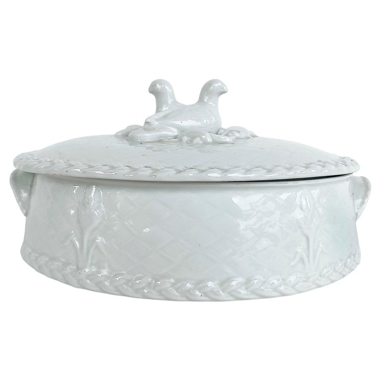 https://a.1stdibscdn.com/royal-worcester-fine-porcelain-covered-casserole-dish-england-for-sale/f_19743/f_262527121637709969668/f_26252712_1637709970822_bg_processed.jpg?width=768