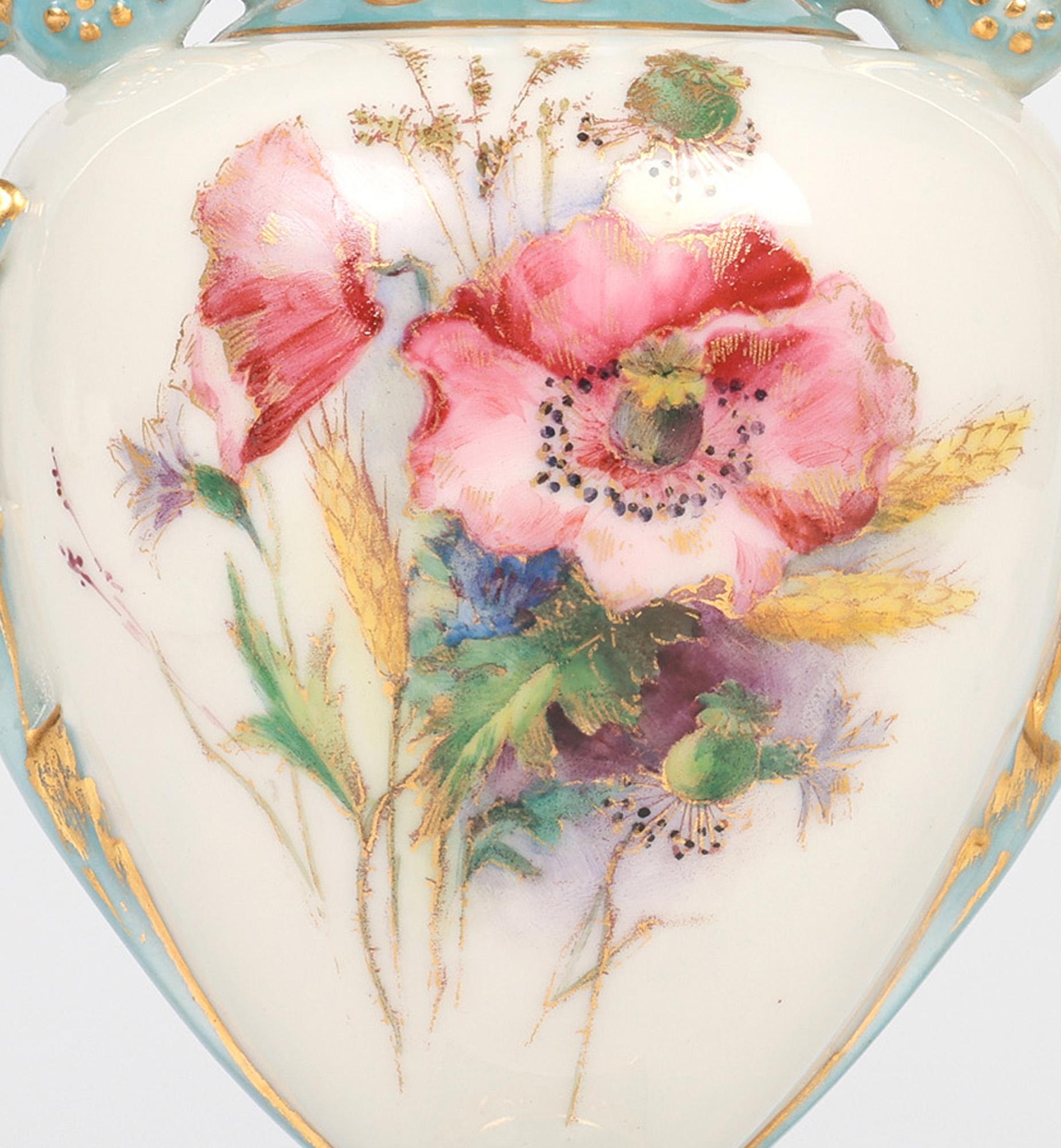 Vaso in porcellana a due manici dipinto con fiori di Royal Worcester in vendita 2