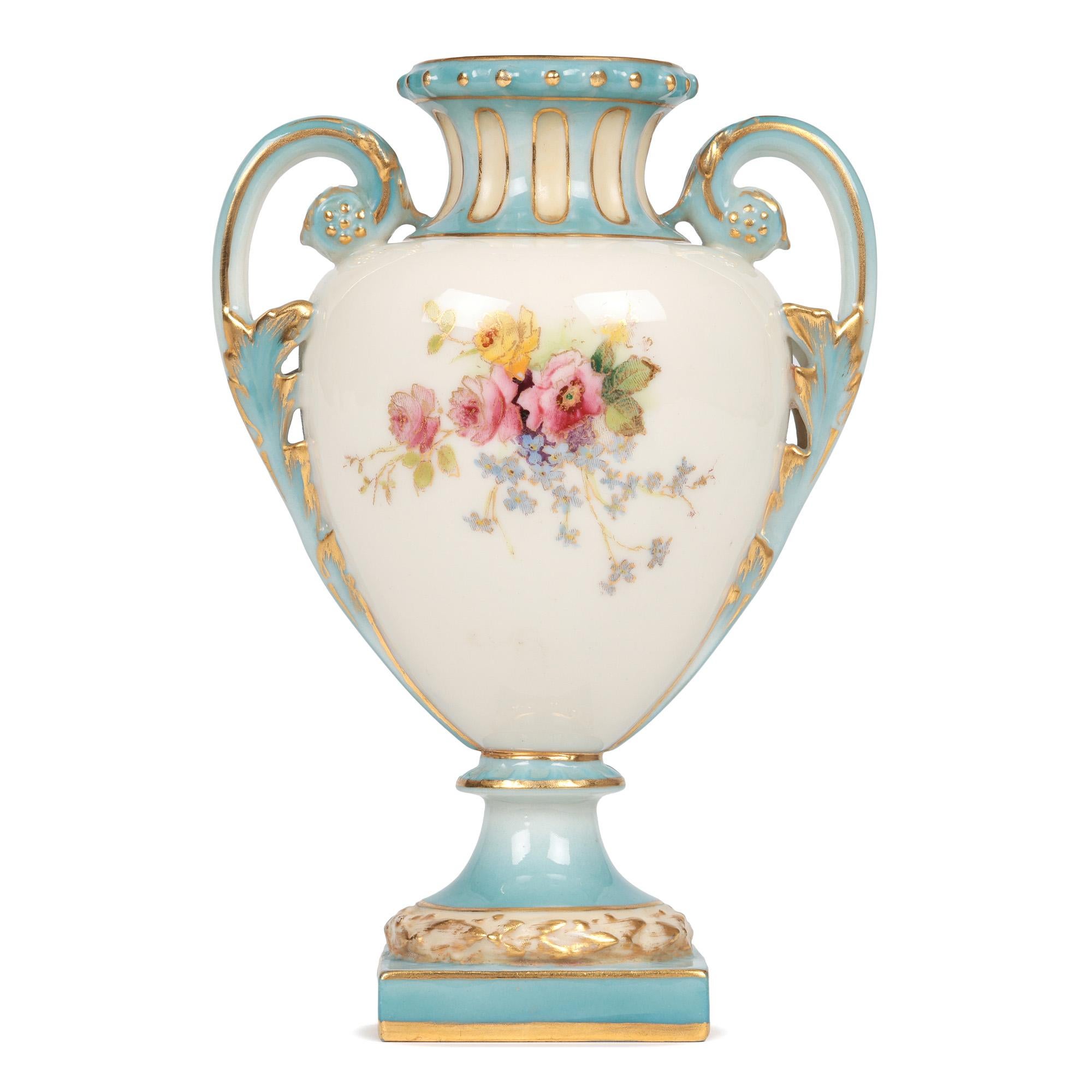 Vaso in porcellana a due manici dipinto con fiori di Royal Worcester in vendita 3