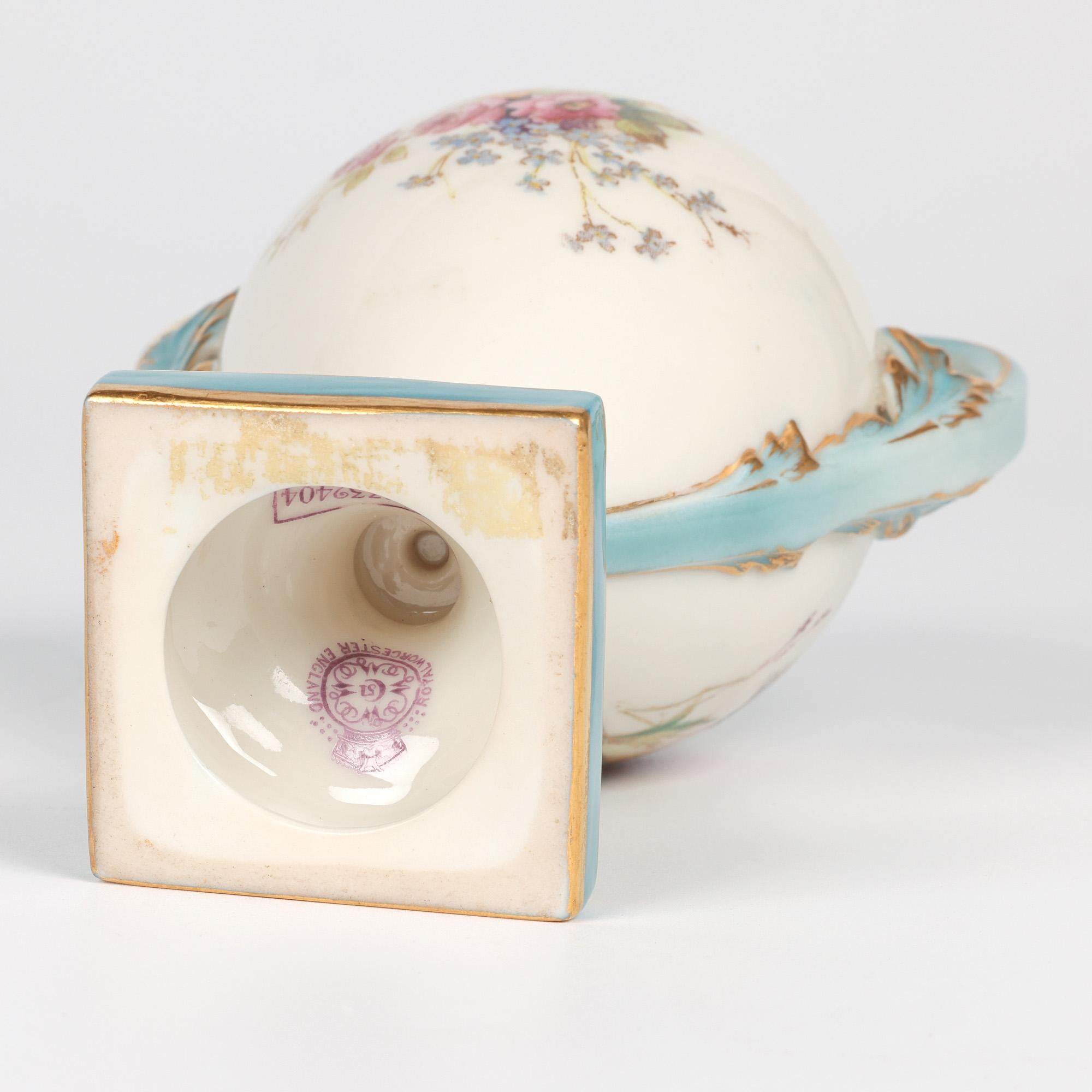 Vaso in porcellana a due manici dipinto con fiori di Royal Worcester in vendita 4