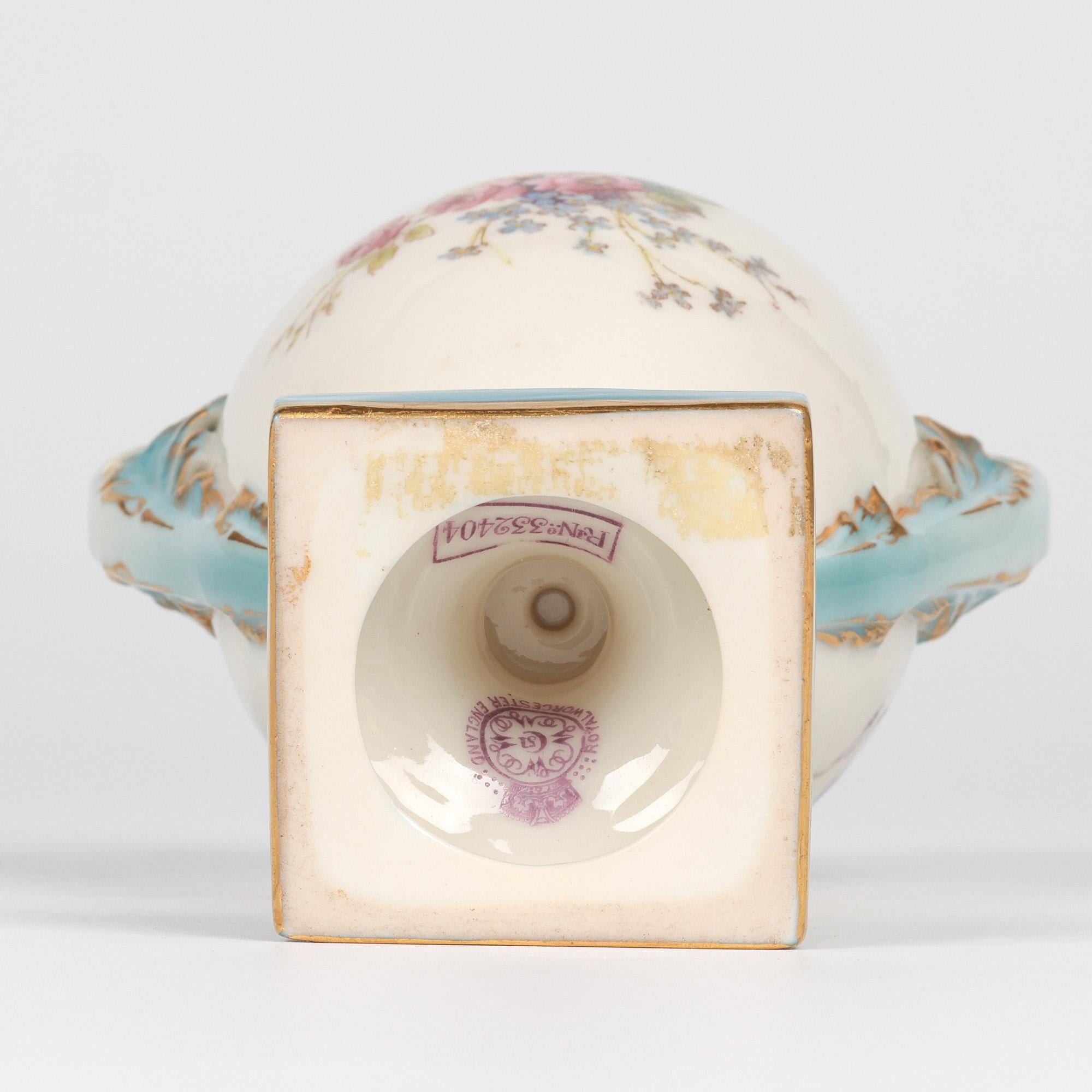 Vaso in porcellana a due manici dipinto con fiori di Royal Worcester in vendita 7