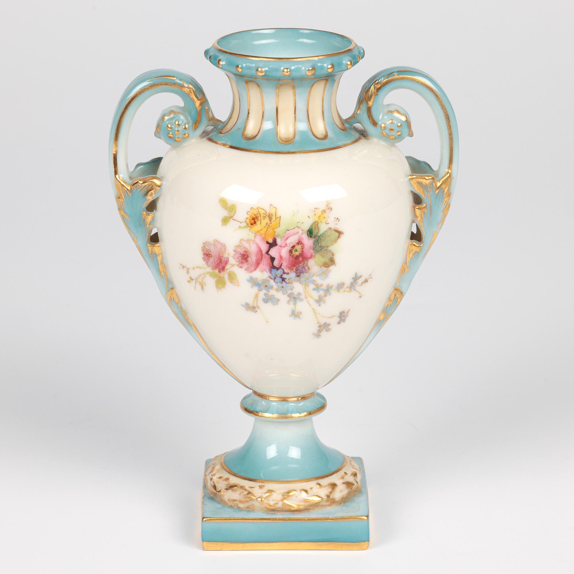 Vaso in porcellana a due manici dipinto con fiori di Royal Worcester in vendita 8