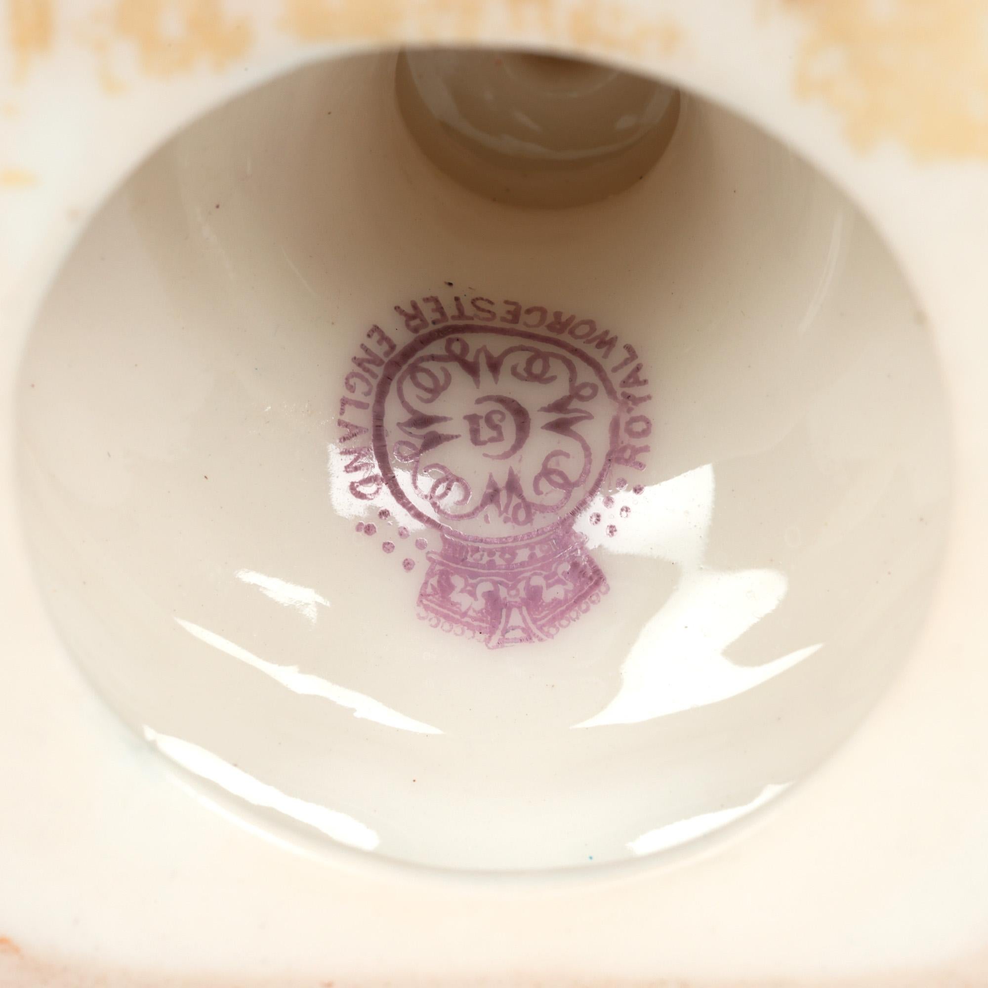 Vaso in porcellana a due manici dipinto con fiori di Royal Worcester in vendita 10